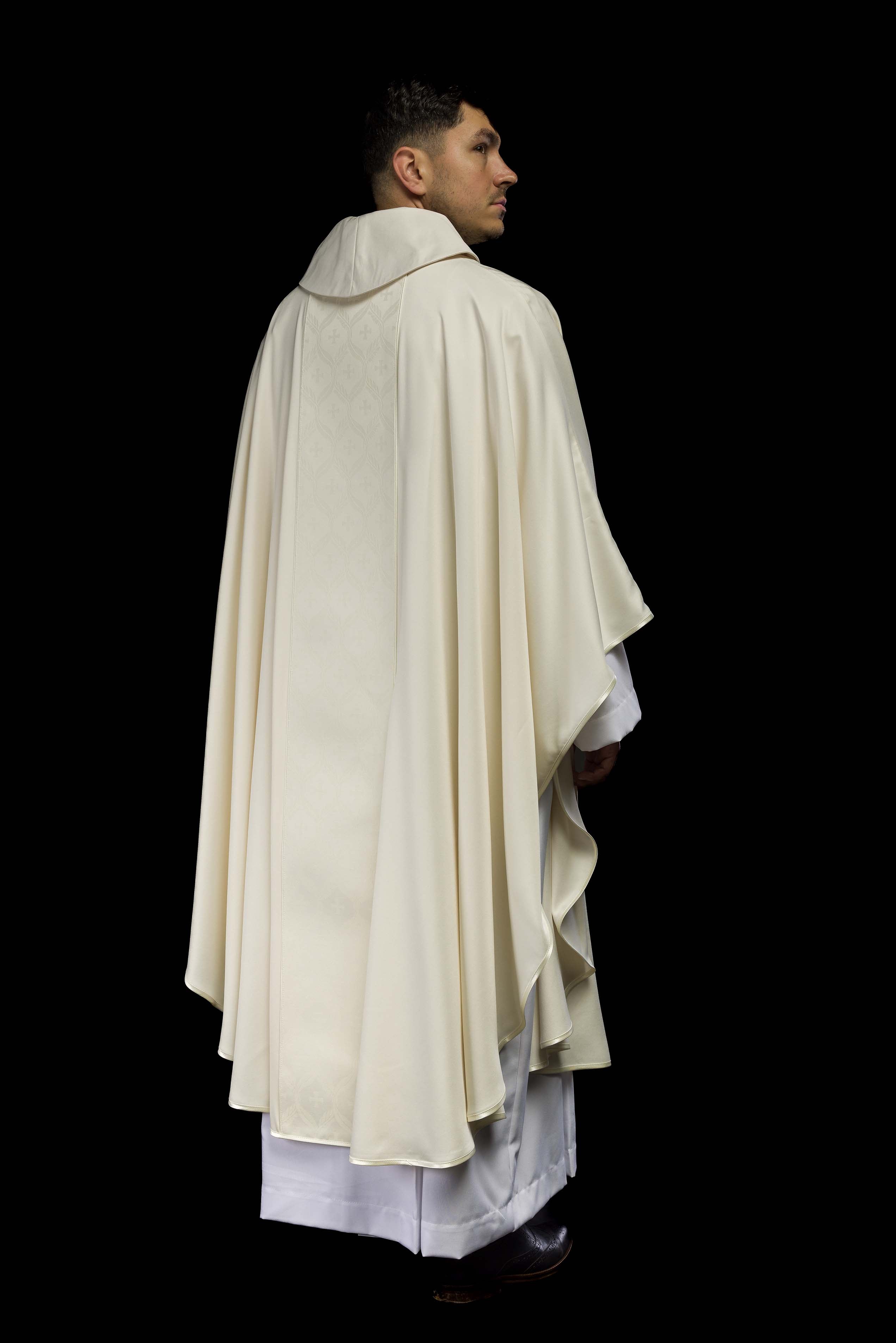 Casulla écru con banda jacquard decorada con cruces
