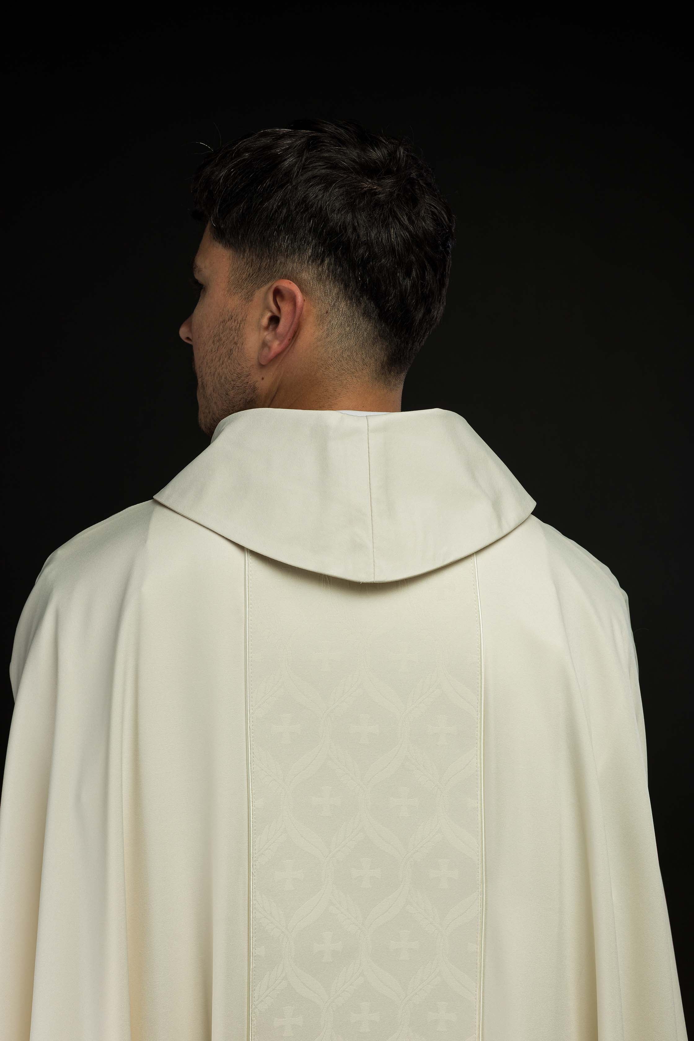 Casulla écru con banda jacquard decorada con cruces