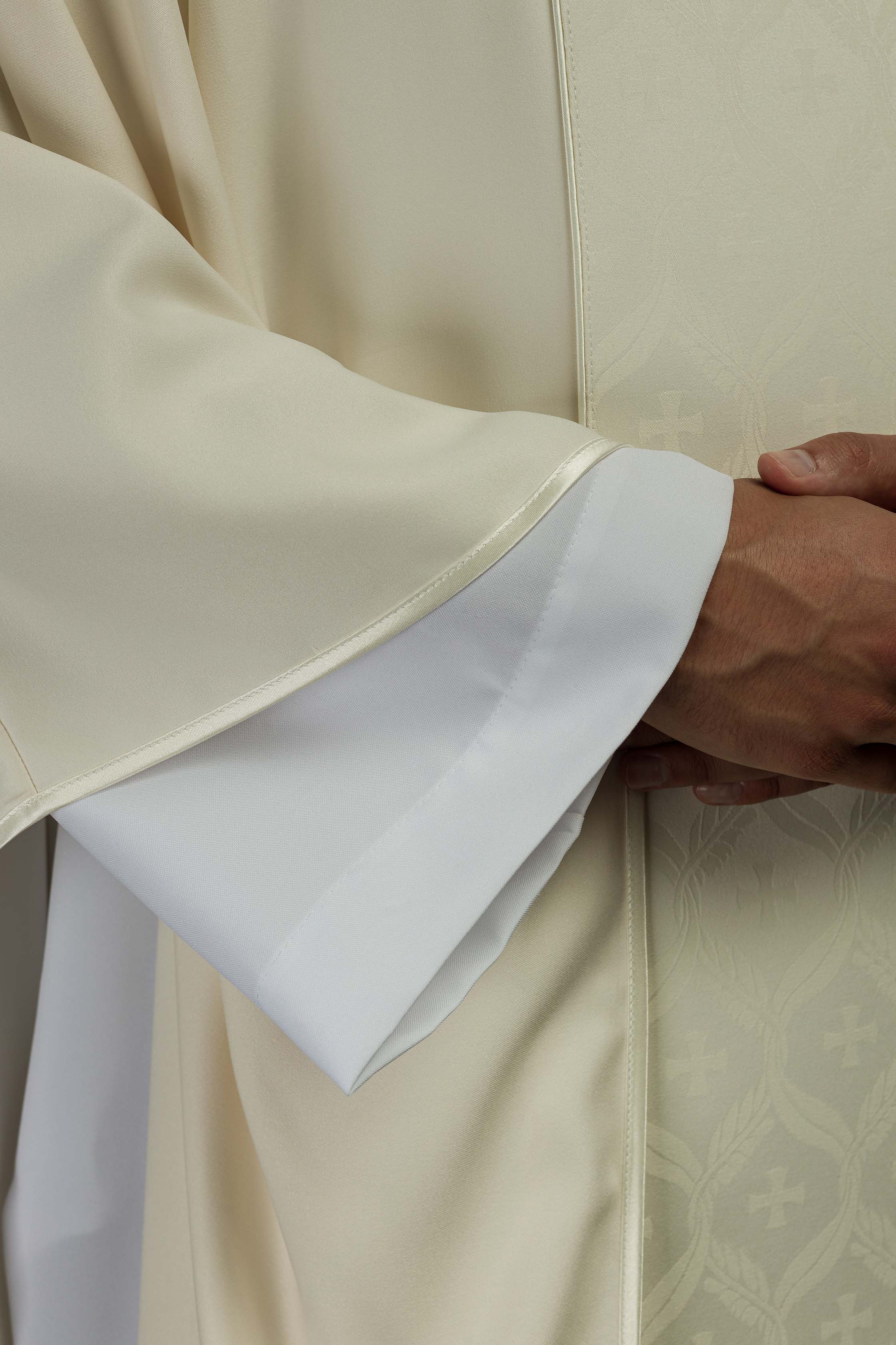 Casulla écru con banda jacquard decorada con cruces
