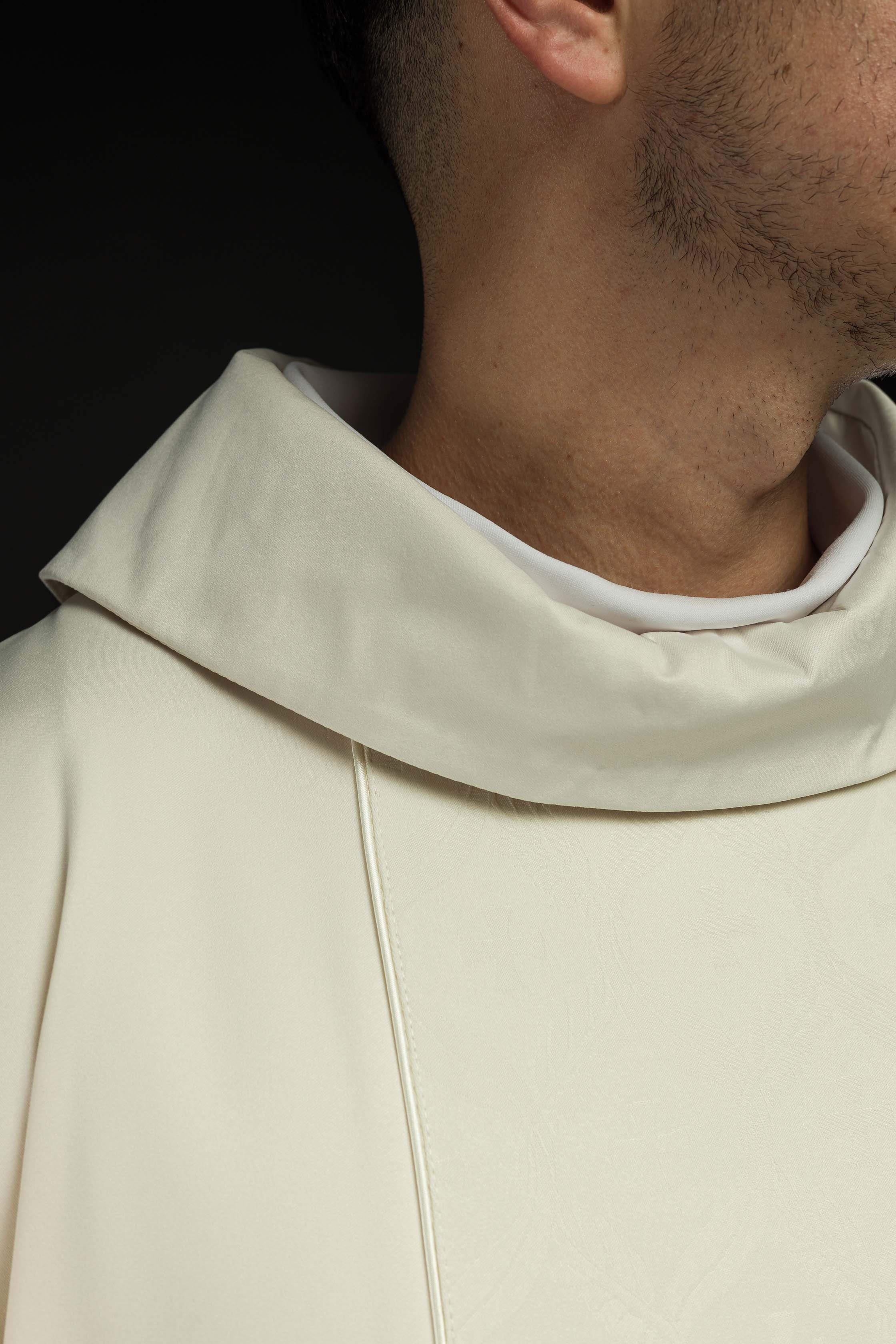Casulla écru con banda jacquard decorada con cruces