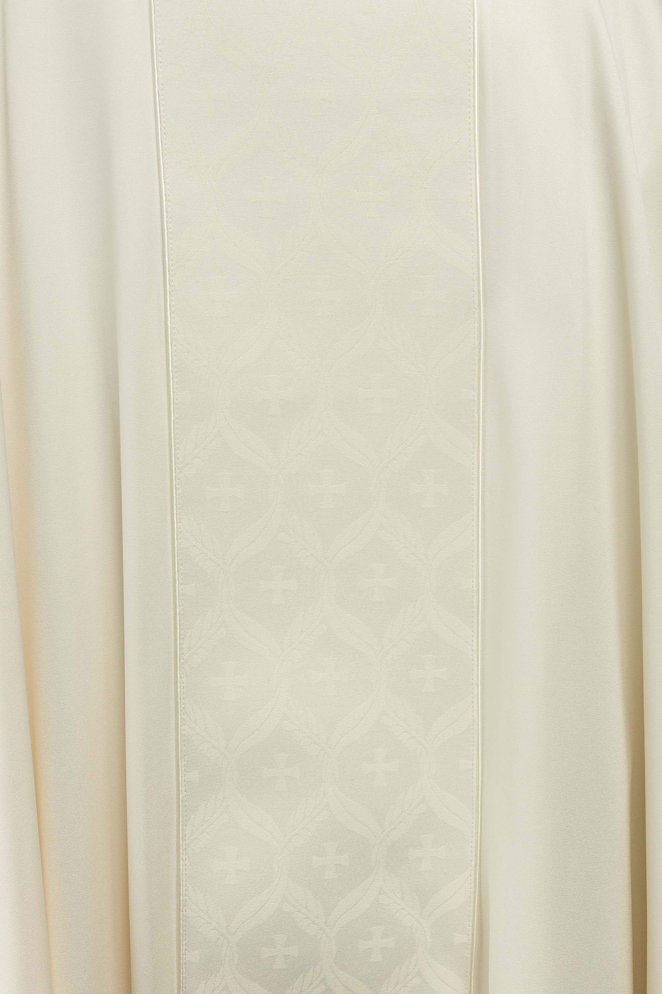 Casulla écru con banda jacquard decorada con cruces