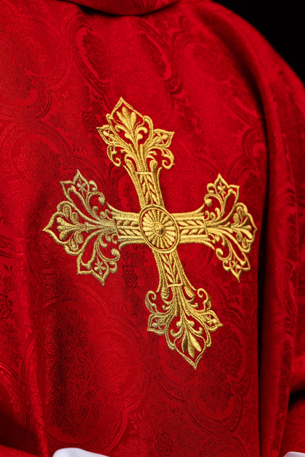 Casulla roja con cruz de tejido jacquard