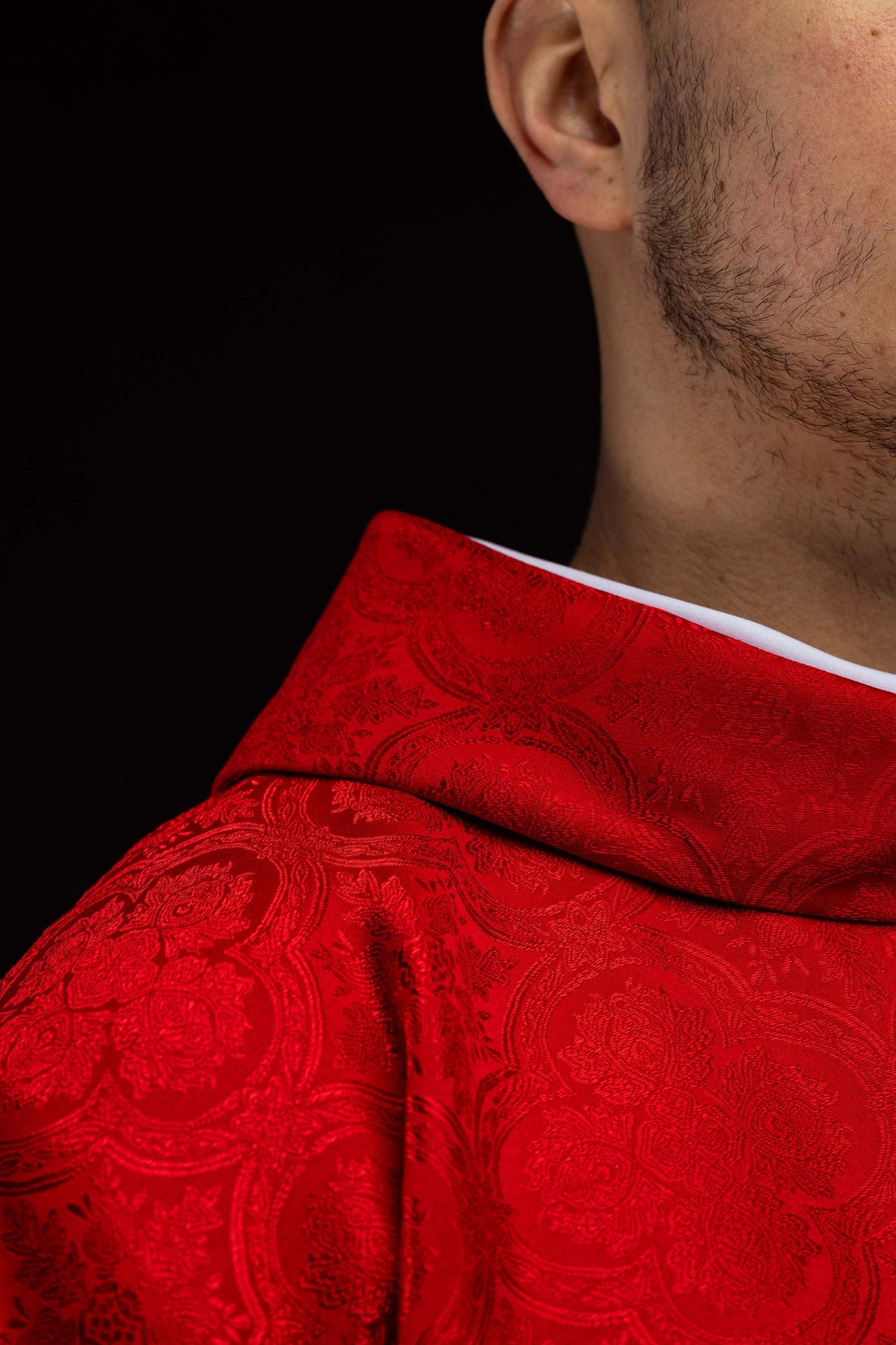 Casulla roja con cruz de tejido jacquard