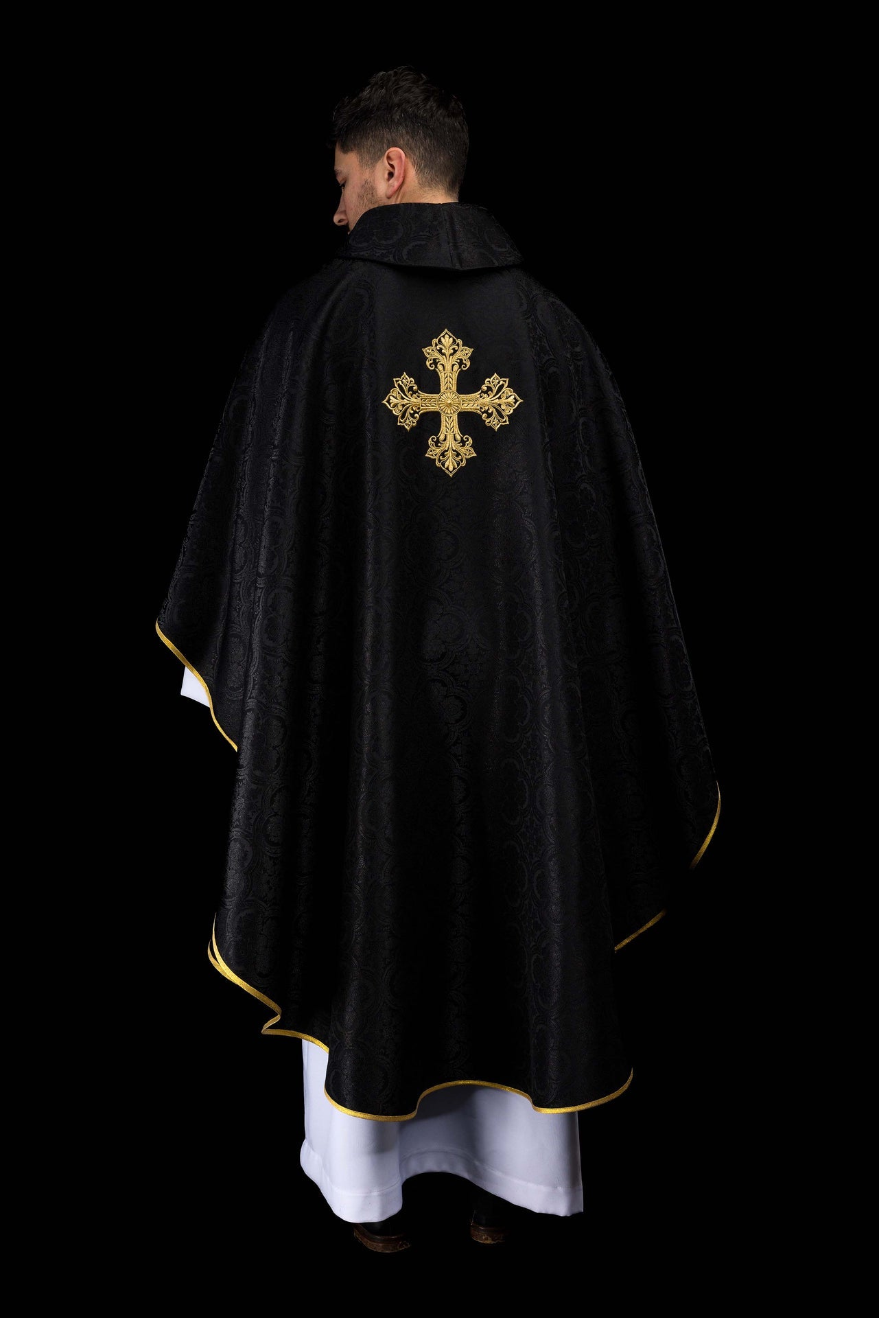 Casulla negra con cruz de tejido jacquard