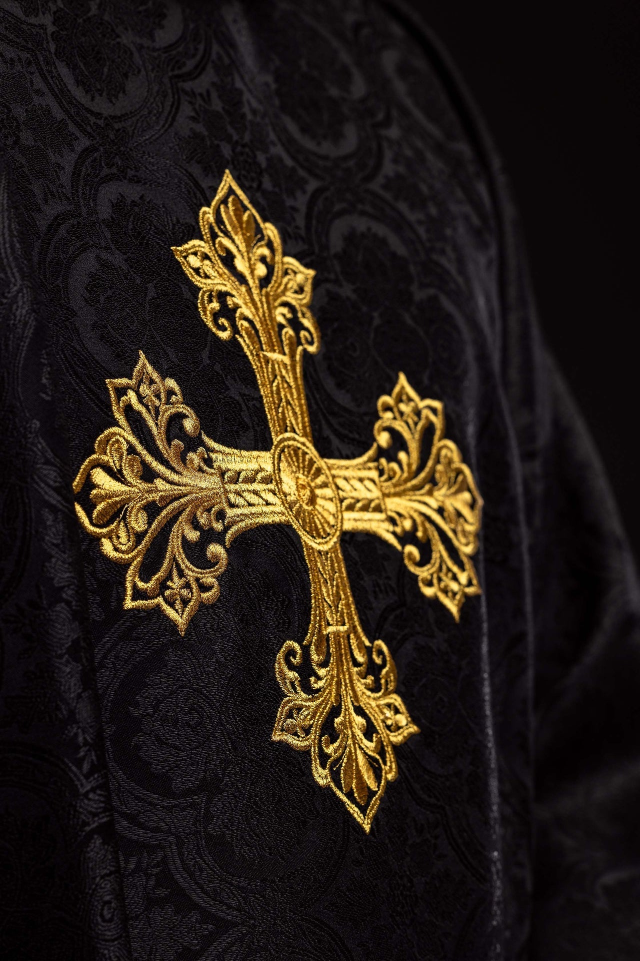 Casulla negra con cruz de tejido jacquard