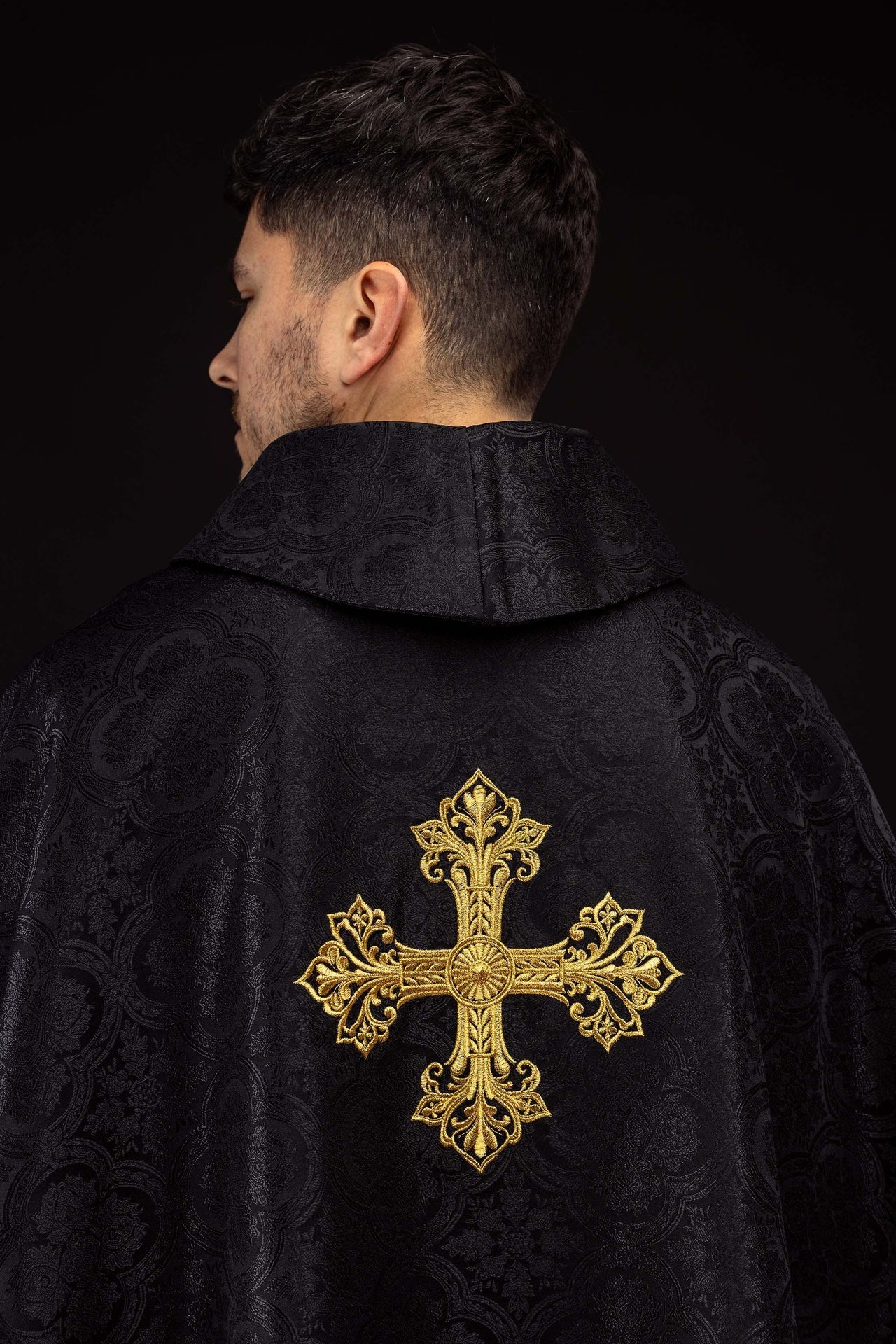 Casulla negra con cruz de tejido jacquard
