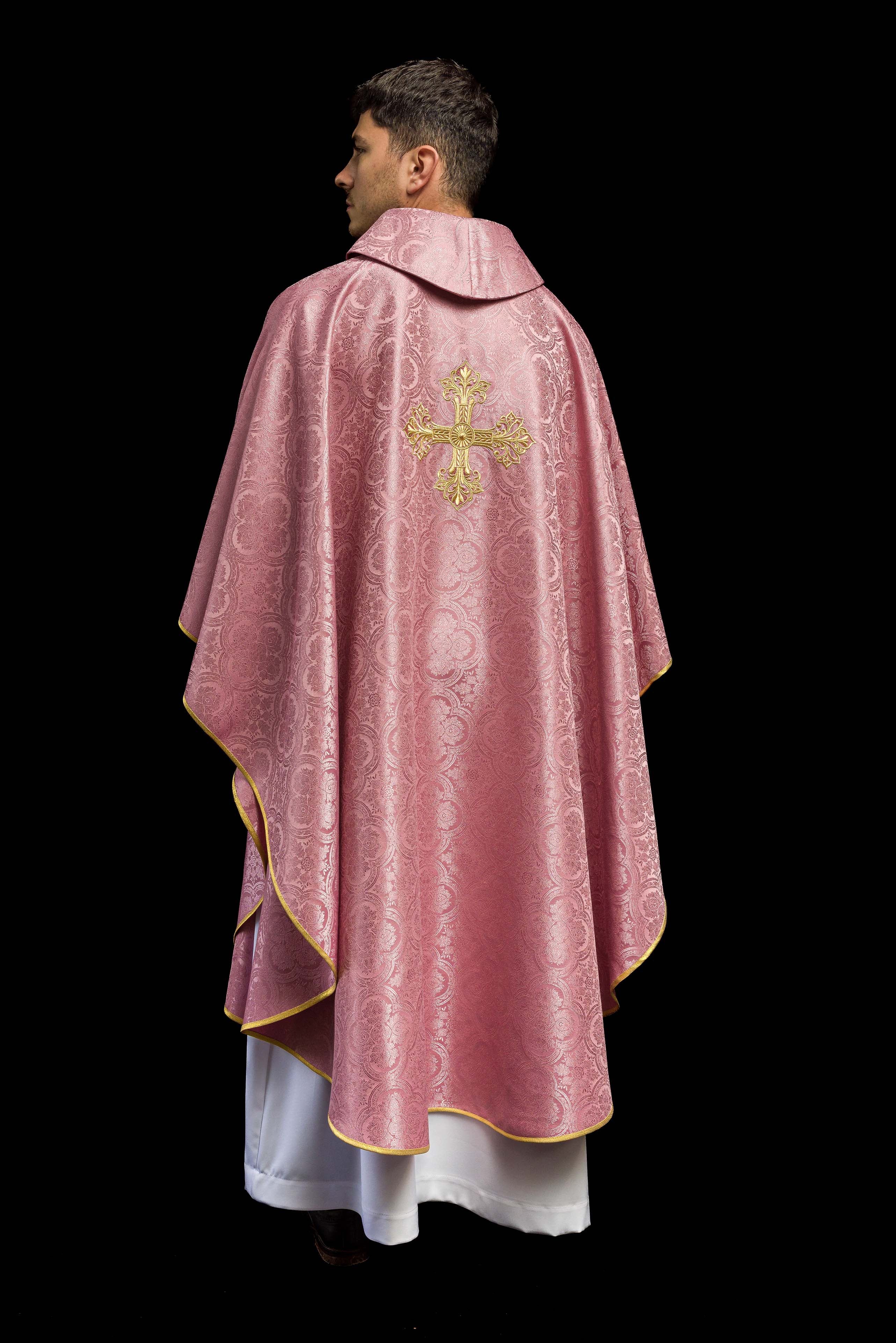 Casulla rosa con una cruz hecha de tela estampada