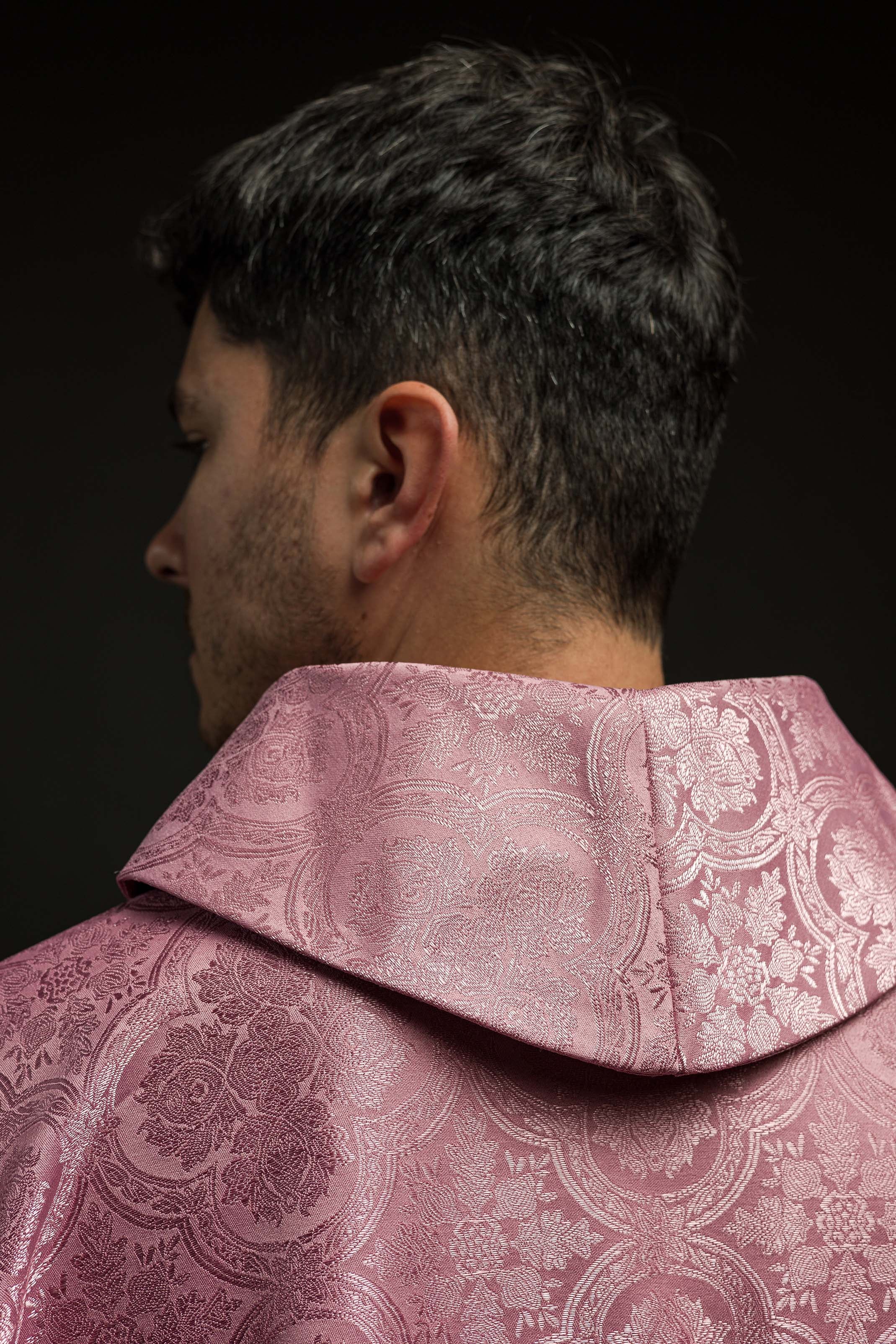 Casulla rosa con una cruz hecha de tela estampada