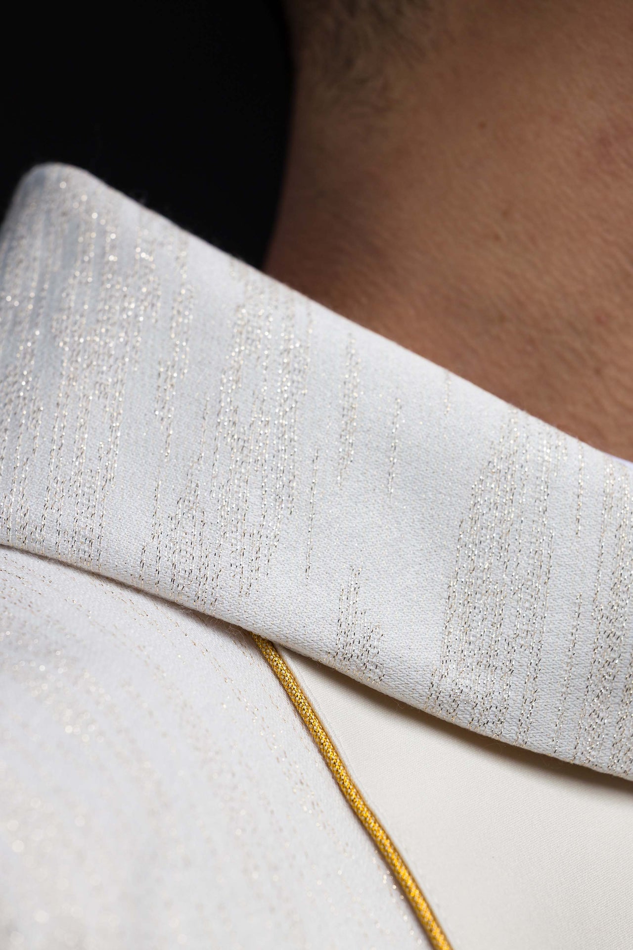 Casulla bordada con galón y Cruces de Jerusalén – ecru