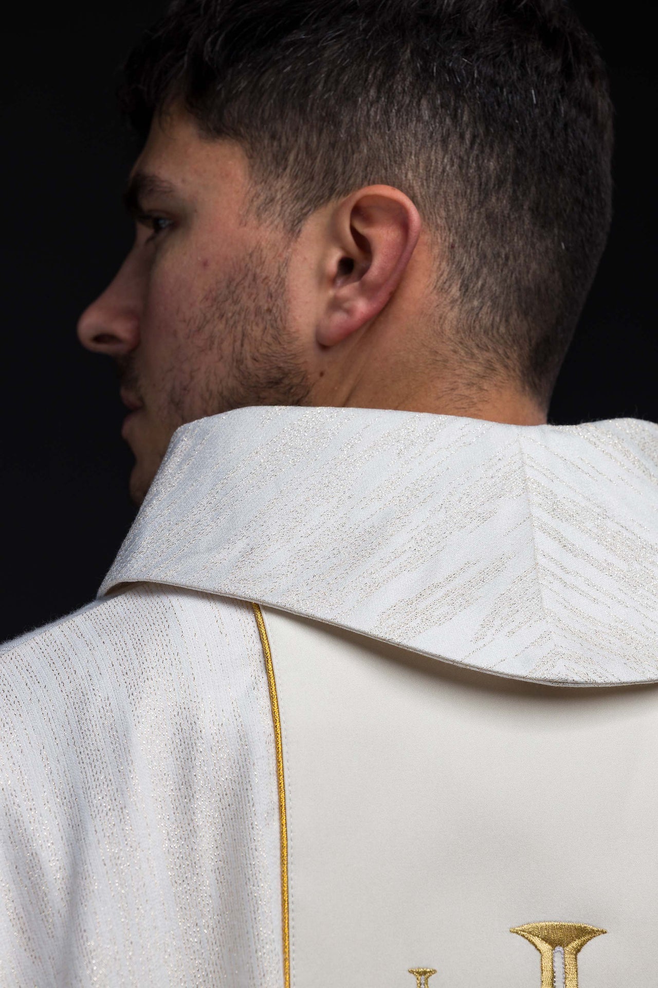 Casulla bordada con galón y Cruces de Jerusalén – ecru