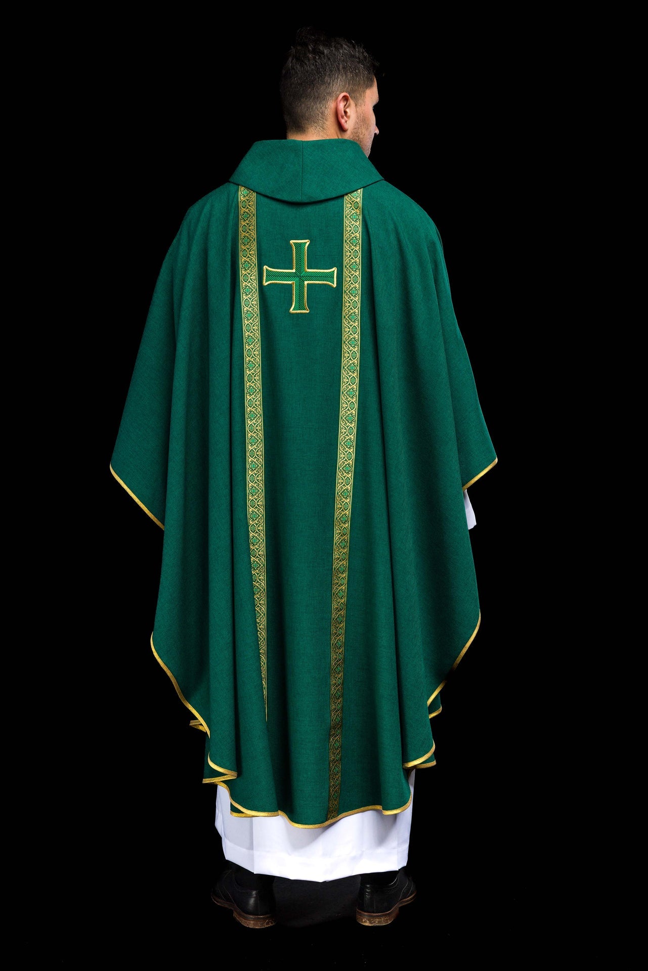 Casulla litúrgica verde con cruz bordada y bandas de jacquard
