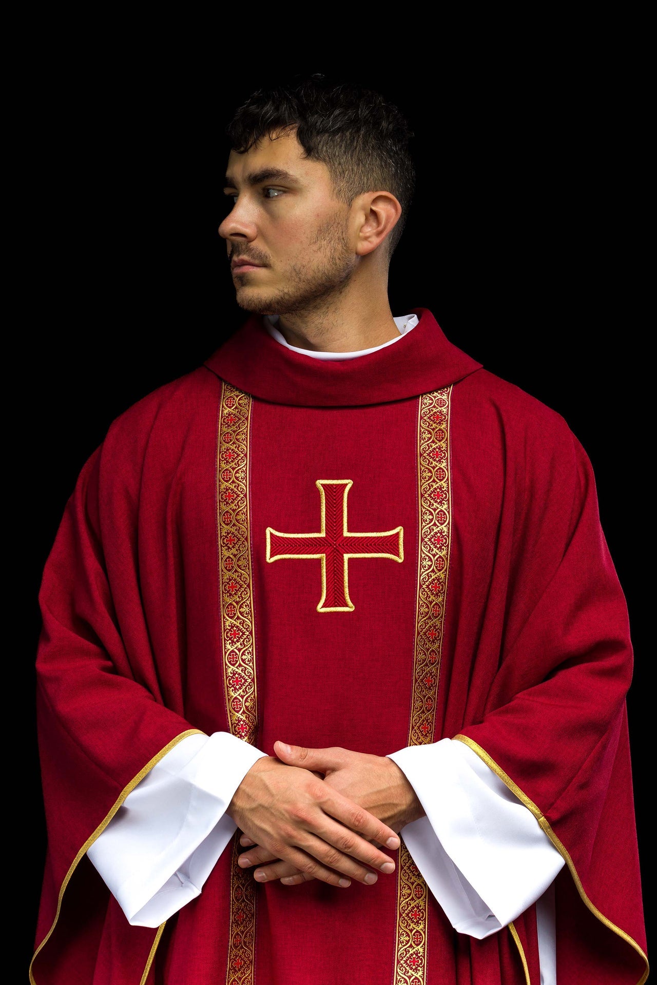 Casulla litúrgica roja con cruz bordada y bandas de jacquard