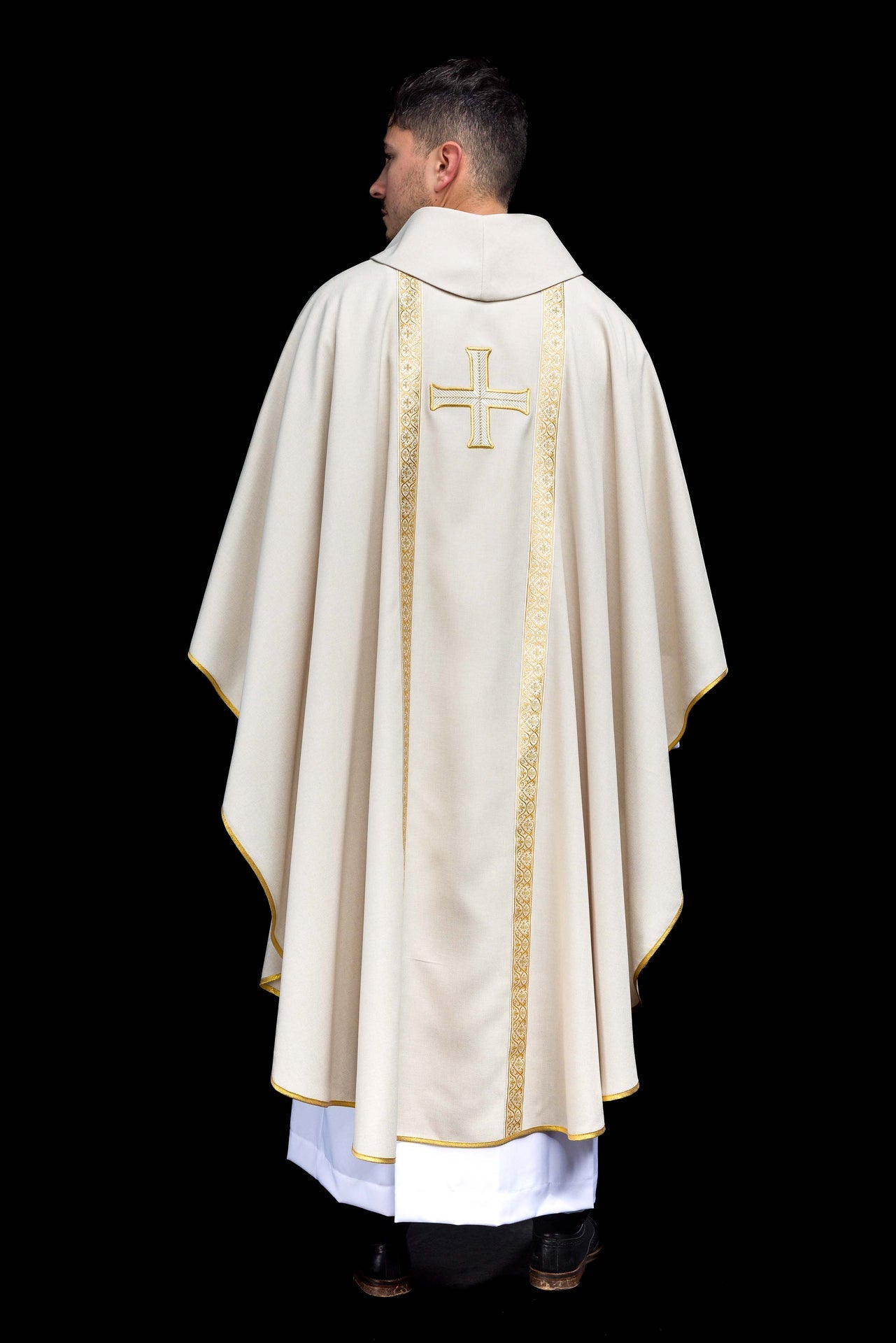 Casulla litúrgica color ecru con cruz bordada y bandas de jacquard