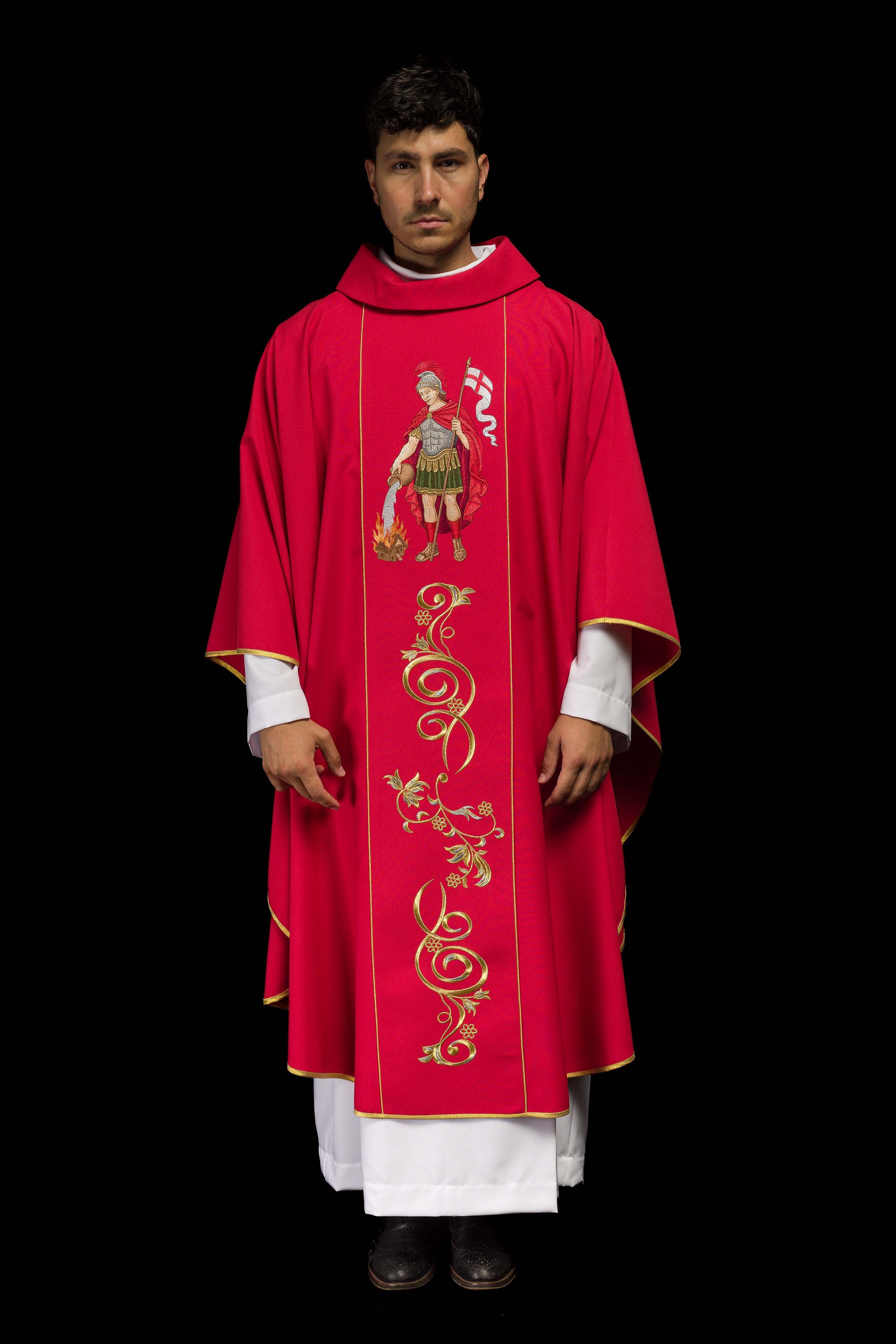 Casulla ricamente bordada con la imagen de San Floriano