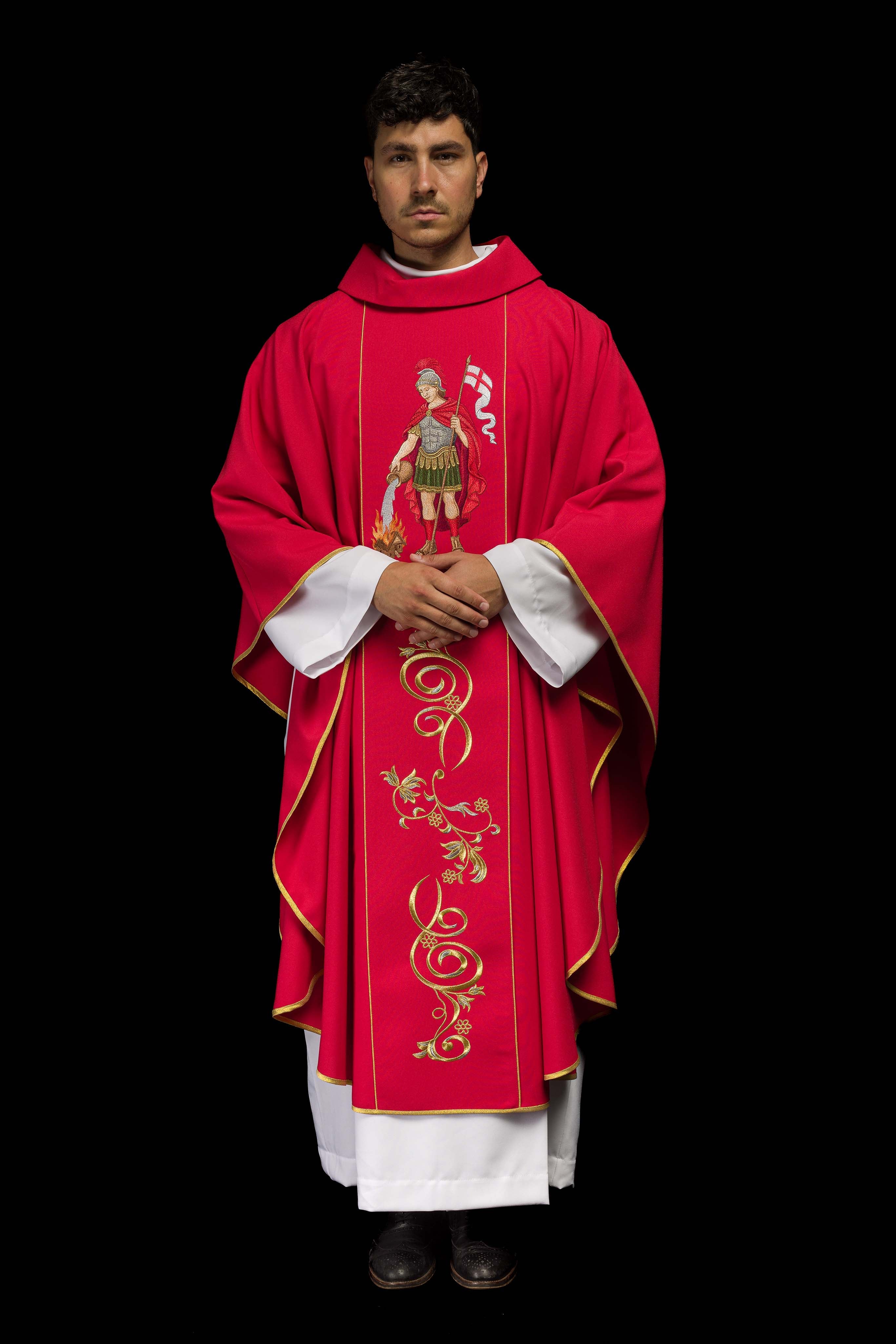 Casulla ricamente bordada con la imagen de San Floriano