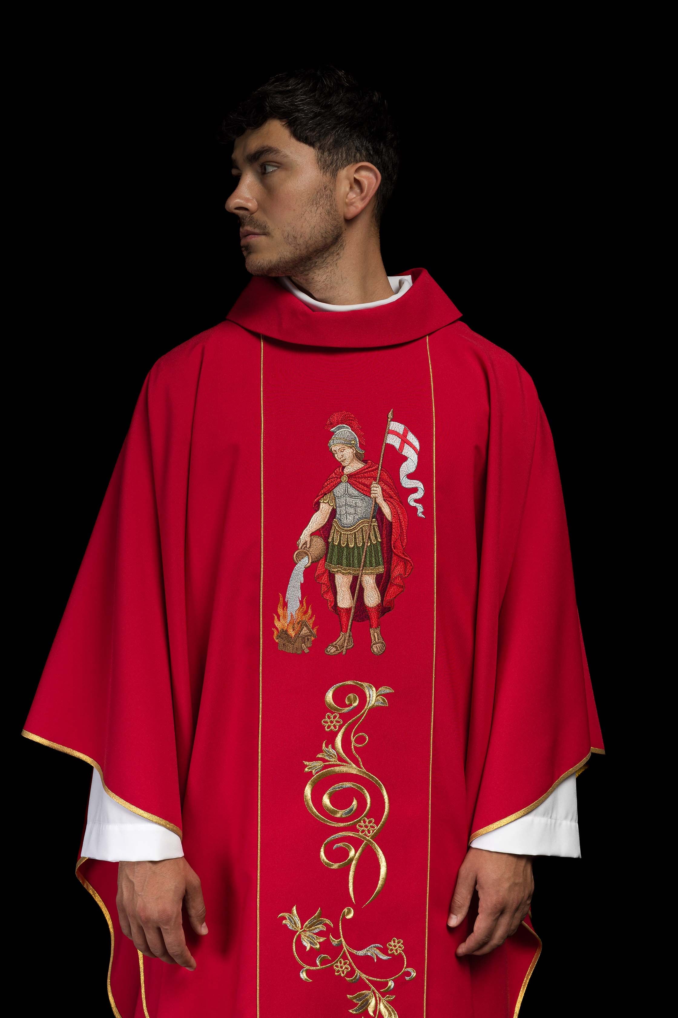 Casulla ricamente bordada con la imagen de San Floriano