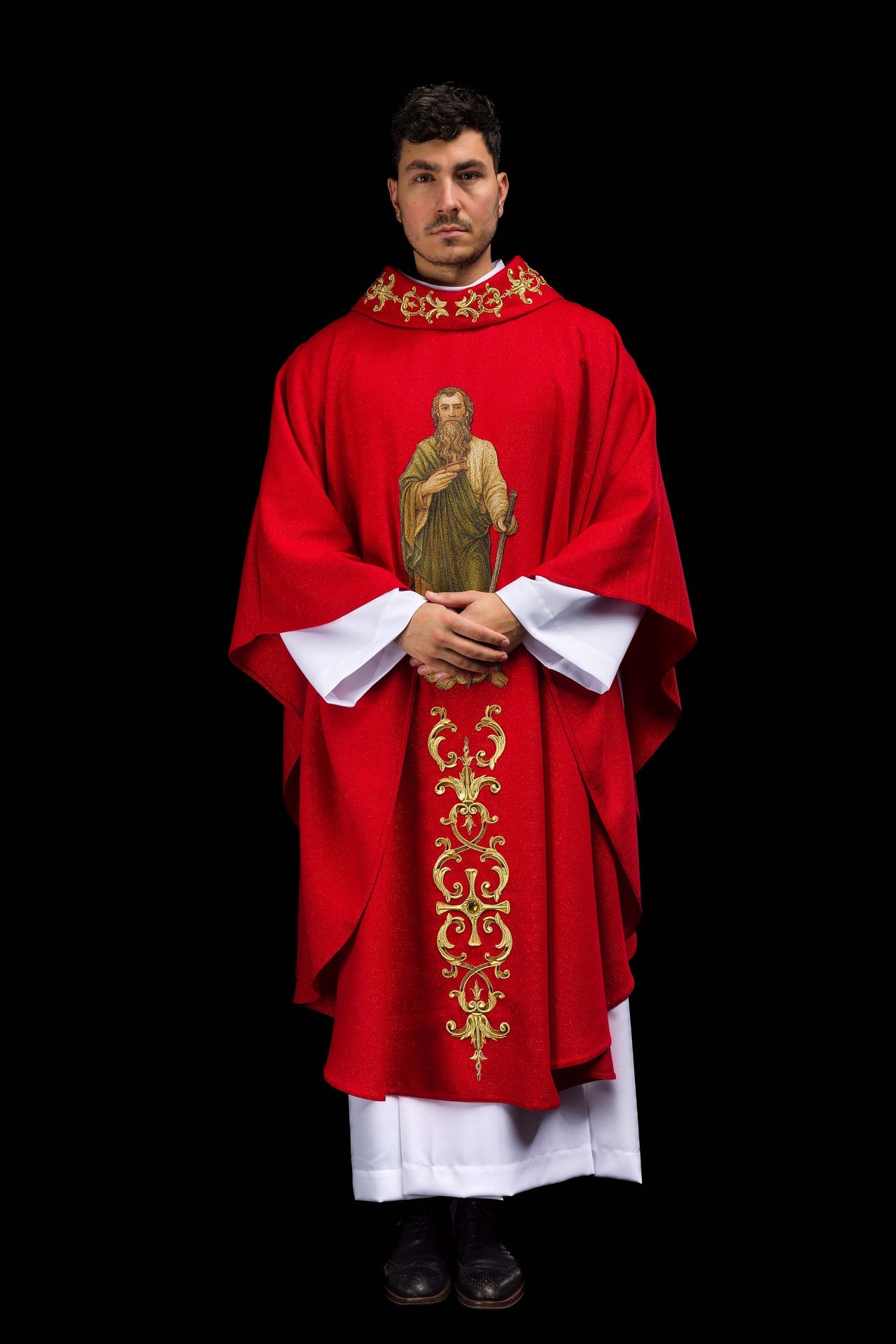 Casulla ricamente bordada con la imagen de San Pablo color rojo