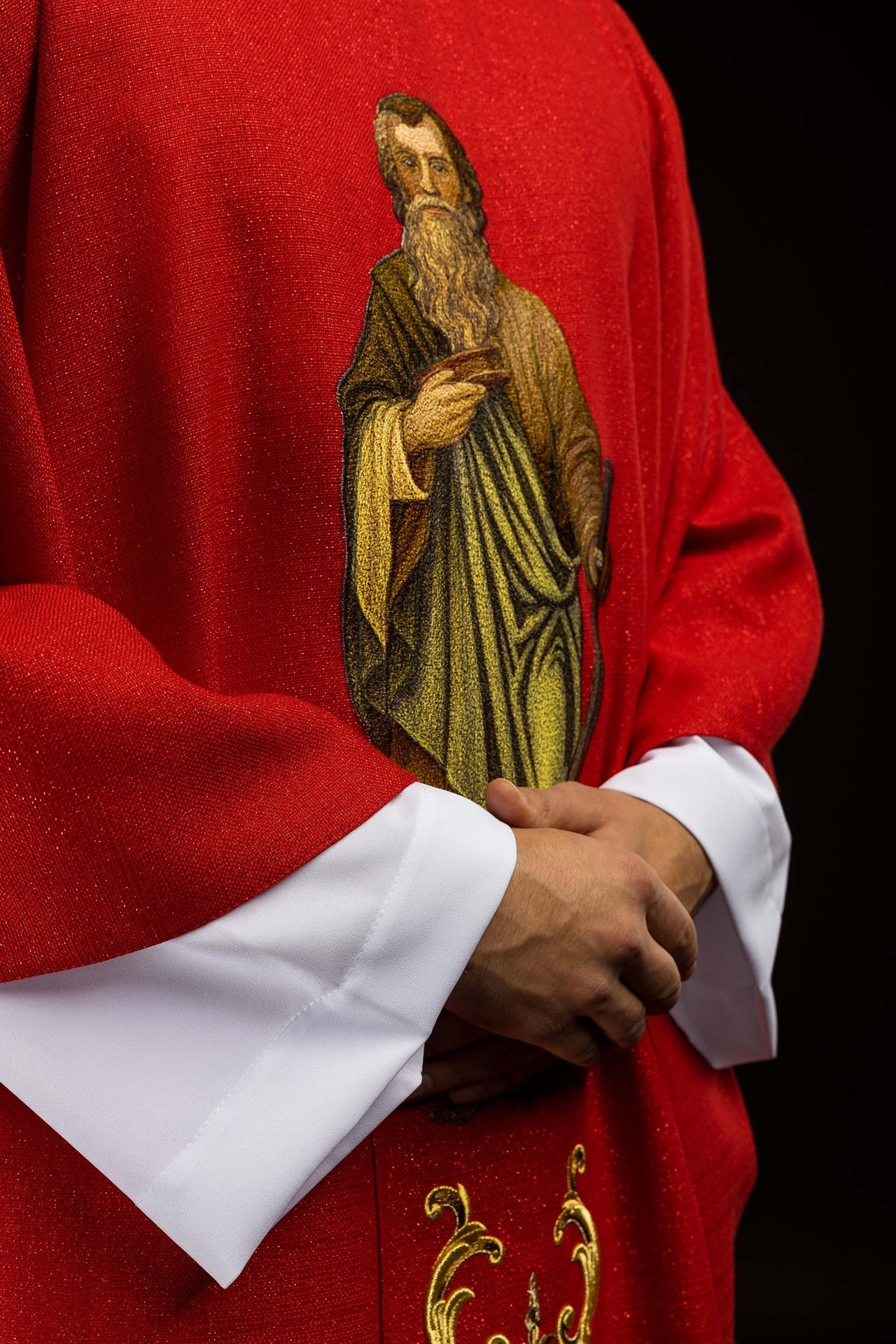 Casulla ricamente bordada con la imagen de San Pablo color rojo