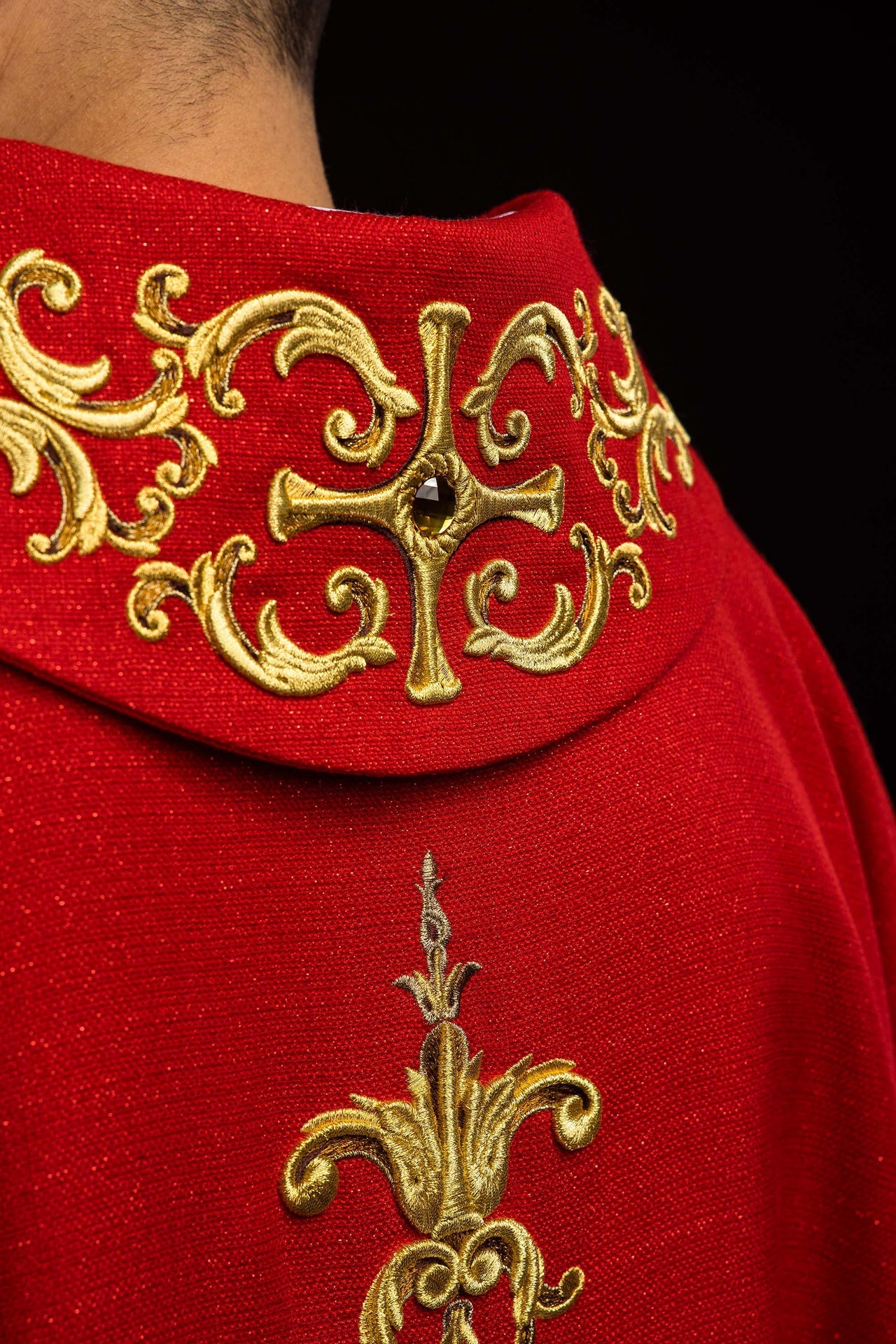 Casulla ricamente bordada con la imagen de San Pedro color rojo