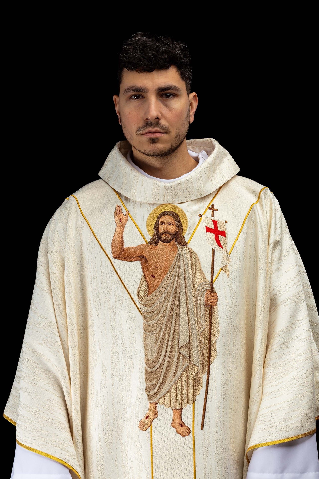 Ornat haftowany z wizerunkiem Jezusa Zmartwychwstałego i Baranka Wielkanocnego - ORNATY.PL