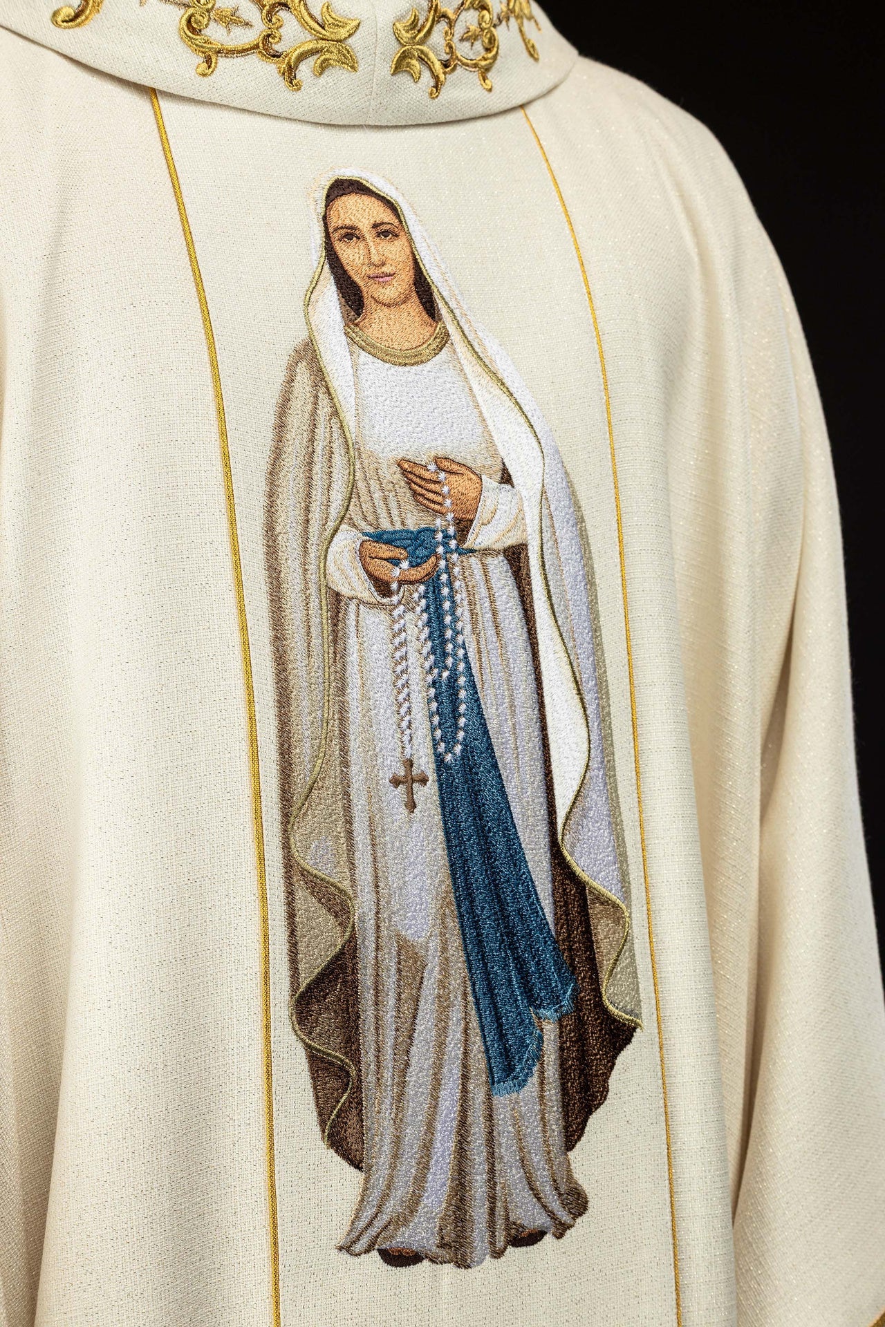 Casulla ricamente bordada con la imagen de Nuestra Señora del Rosario