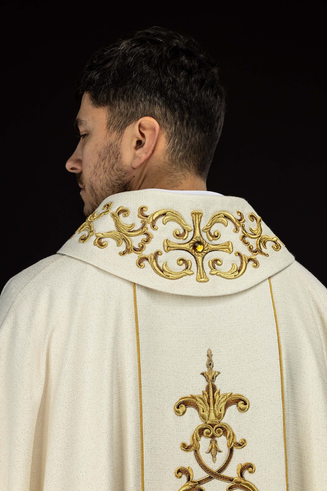 Casulla ricamente bordada con la imagen de Nuestra Señora del Rosario