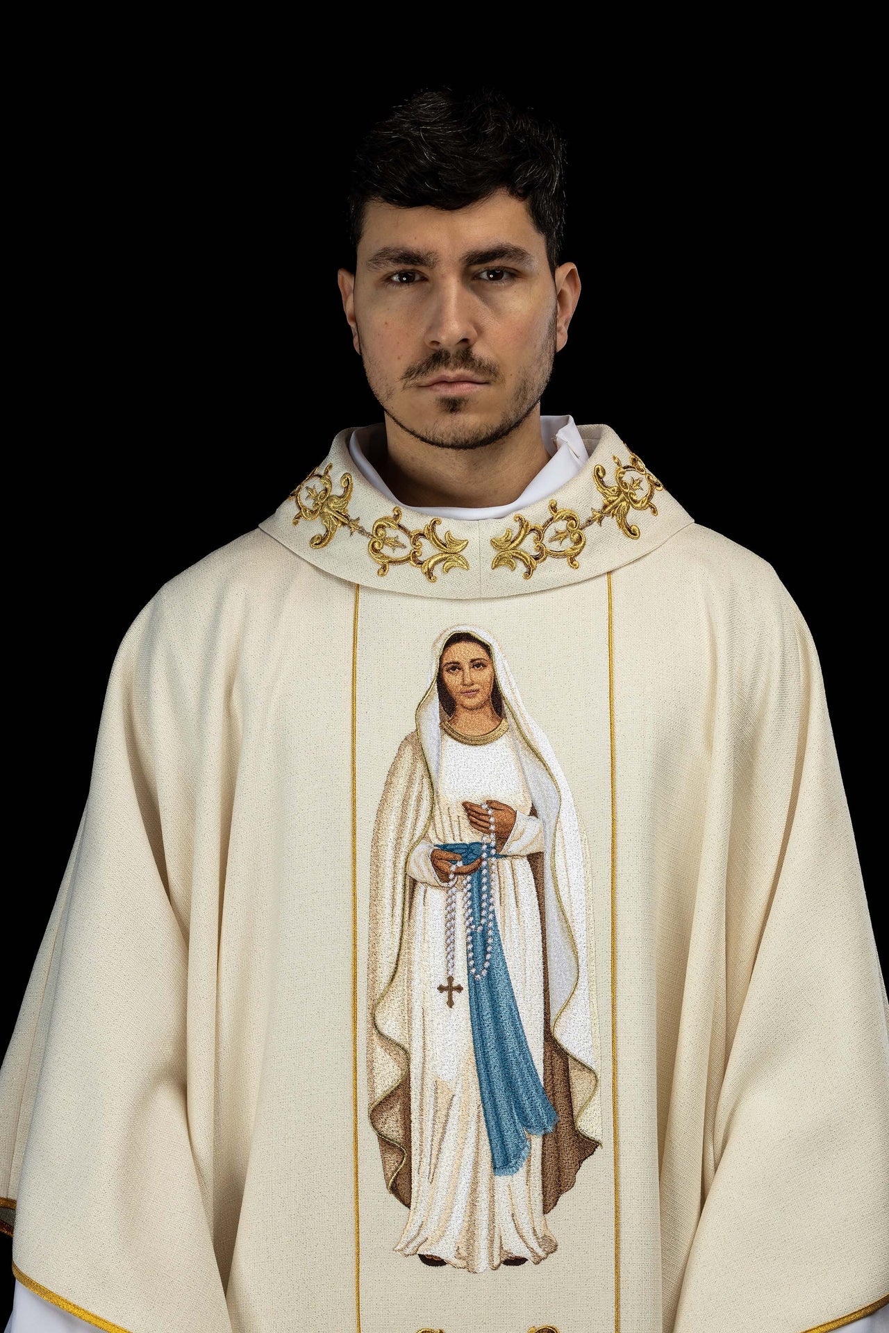 Casulla ricamente bordada con la imagen de Nuestra Señora del Rosario
