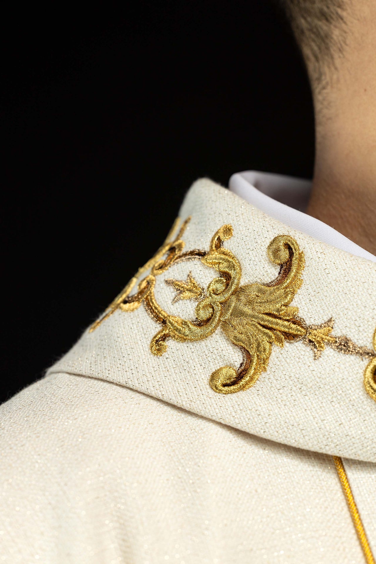 Casulla ricamente bordada con la imagen de Nuestra Señora del Rosario