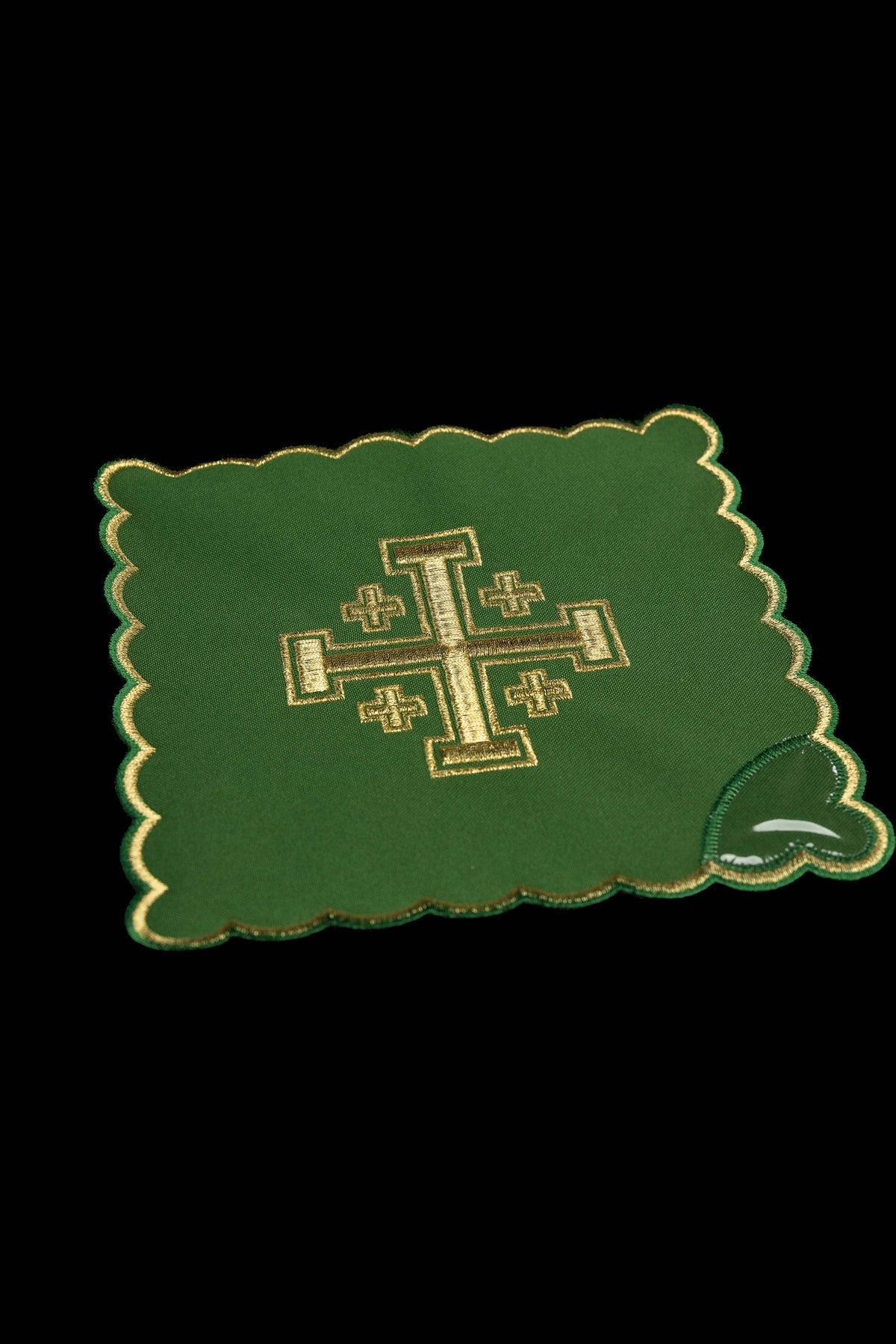 Juego de cuatro palias bordadas con la cruz de Jerusalén