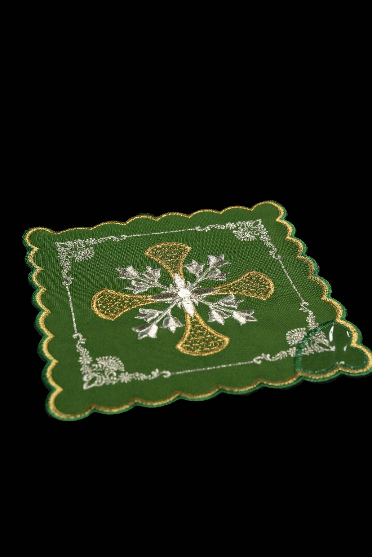 Juego de cuatro palias para cáliz bordadas con motivo de cruz y ornamentos florales