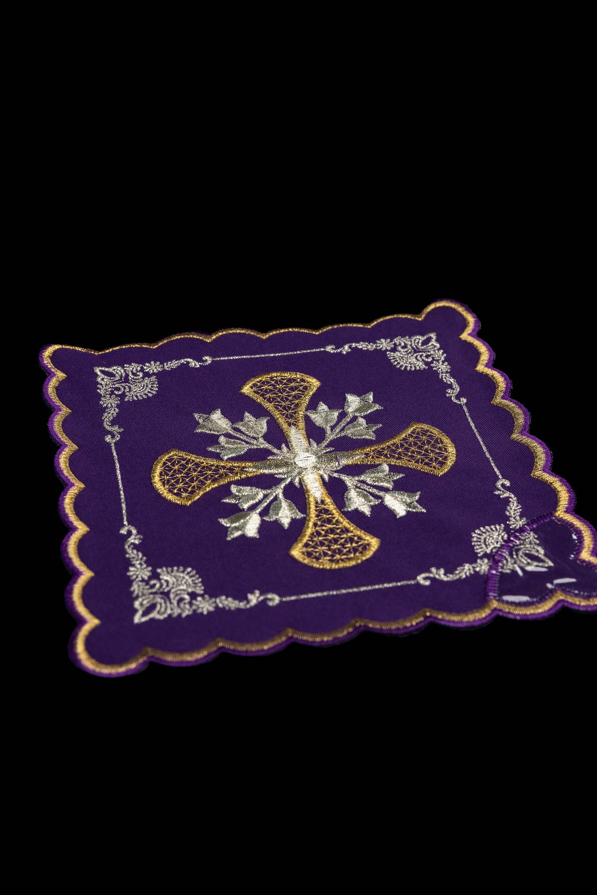 Juego de cuatro palias para cáliz bordadas con motivo de cruz y ornamentos florales