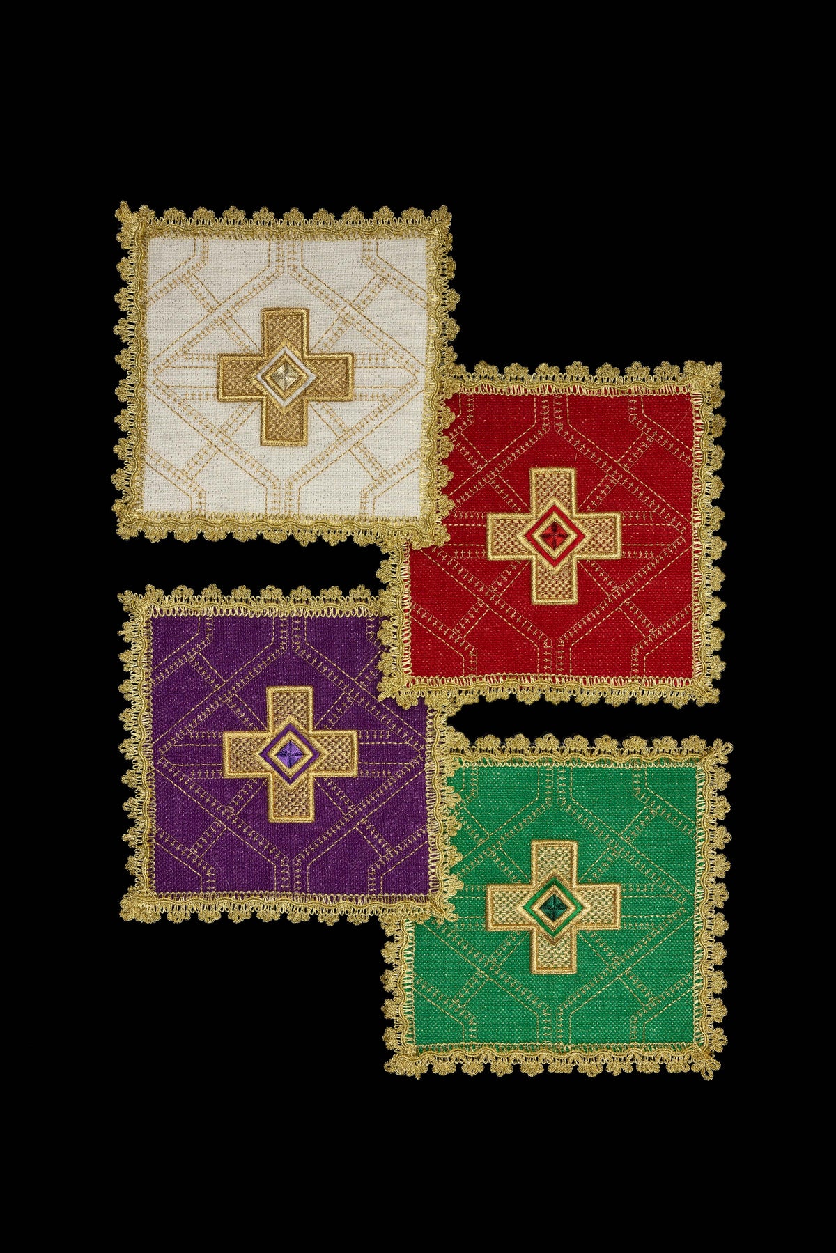 Juego de cuatro palias para cáliz con cruz bordada y cinta dorada decorativa
