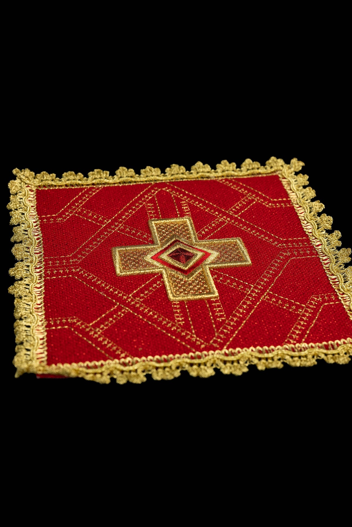 Juego de cuatro palias para cáliz con cruz bordada y cinta dorada decorativa