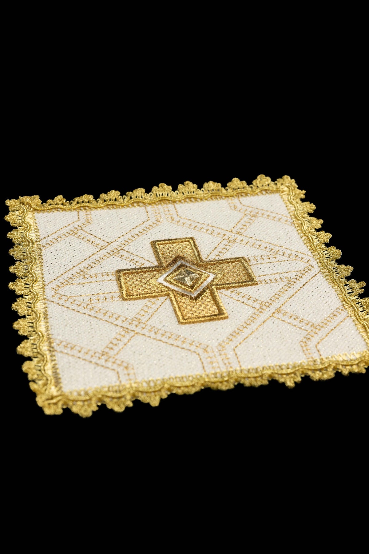 Juego de cuatro palias para cáliz con cruz bordada y cinta dorada decorativa