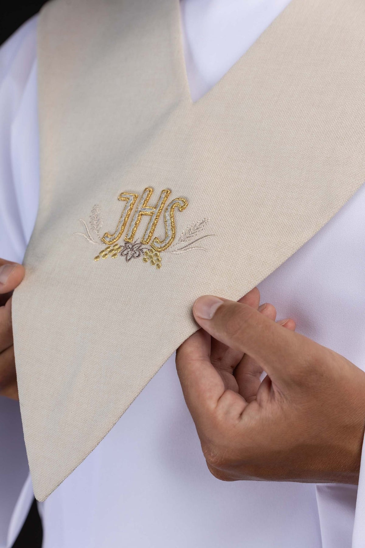 Palio de lector marfil con bordado dorado IHS