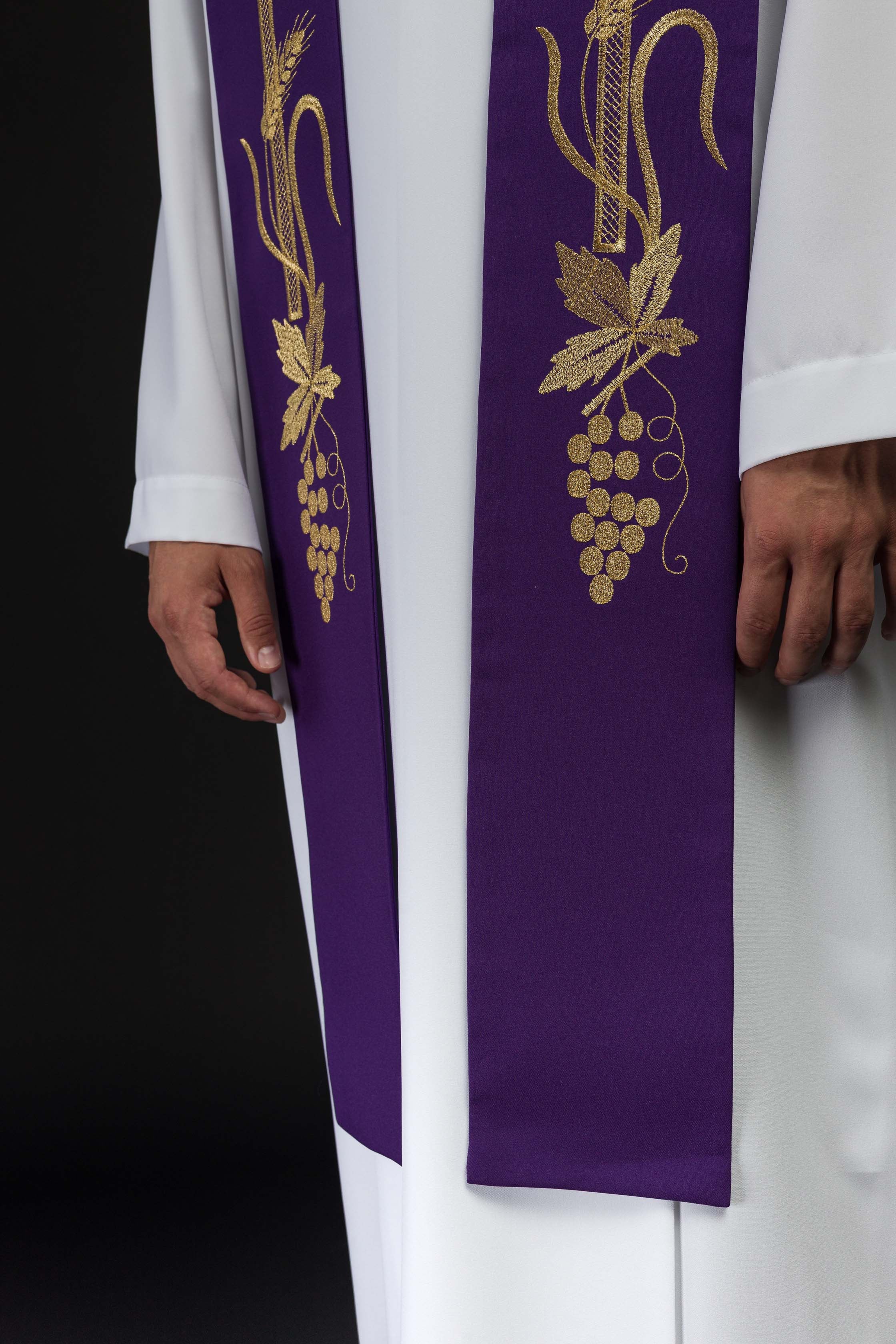 Estola morada con bordado Alfa y Omega