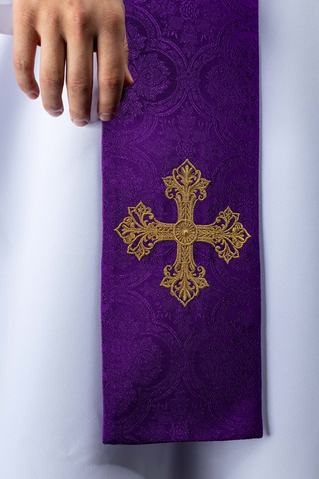 Stuła haftowana z motywem Krzyża fioletowa tkanina żakardowa - ORNATY.PL