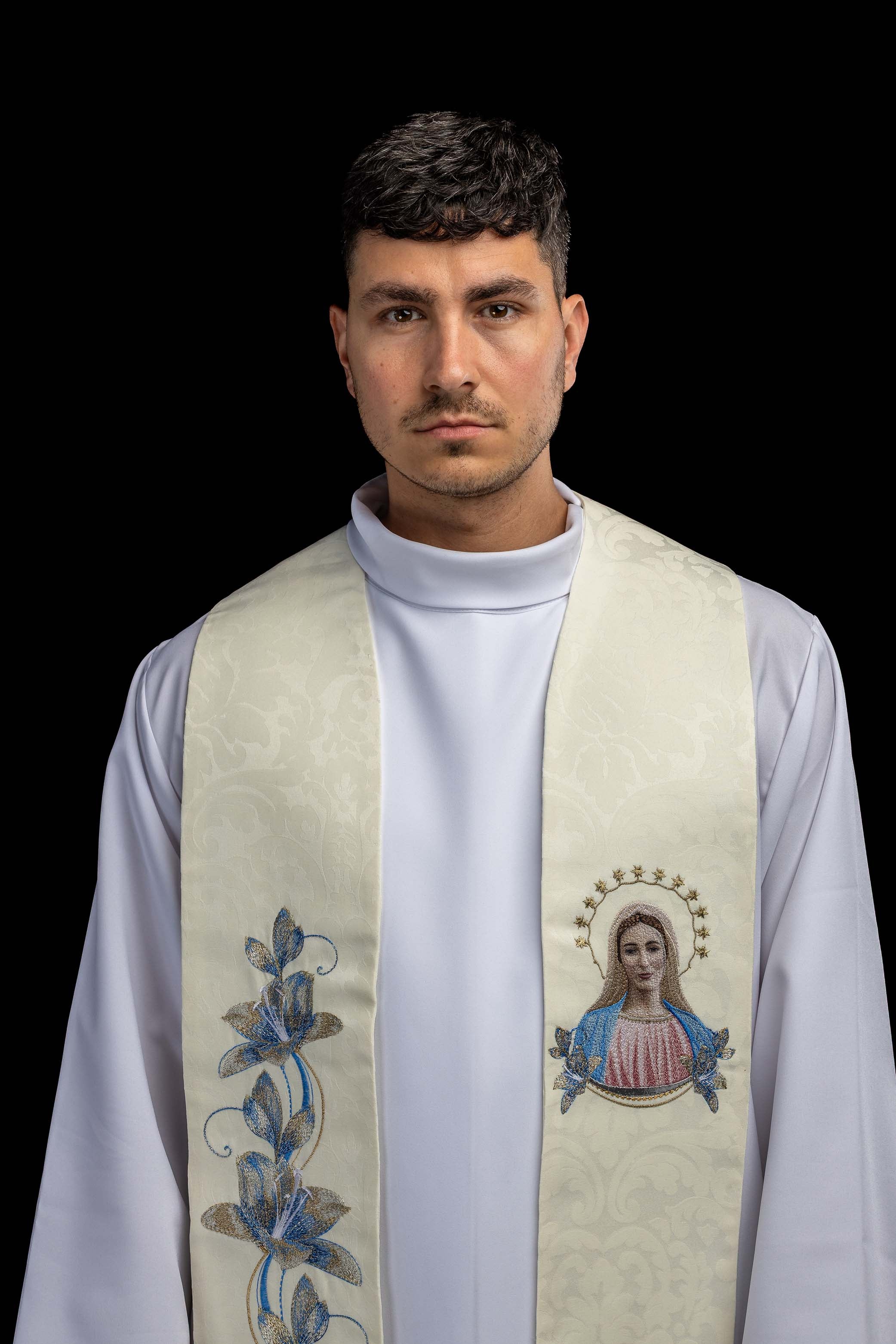 Estola bordada con la imagen de Nuestra Señora de Medjugorje
