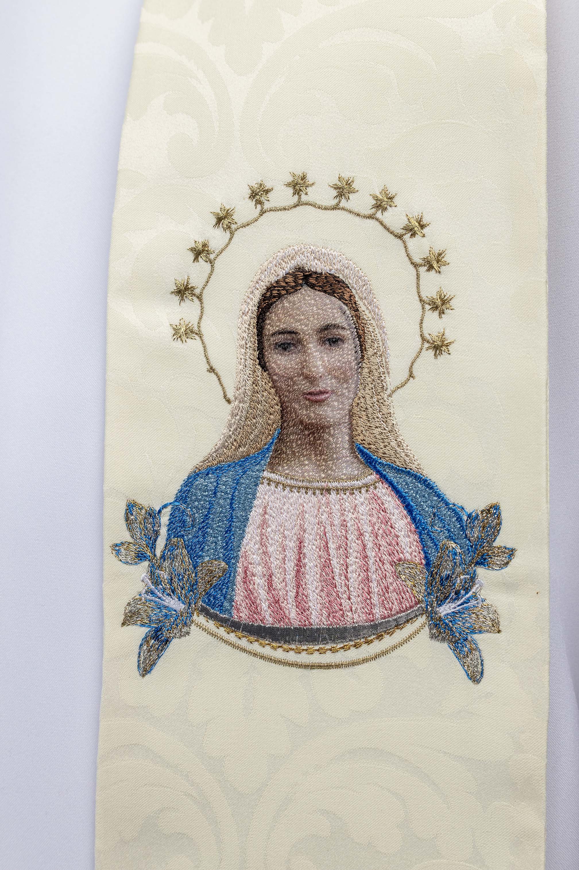 Estola bordada con la imagen de Nuestra Señora de Medjugorje