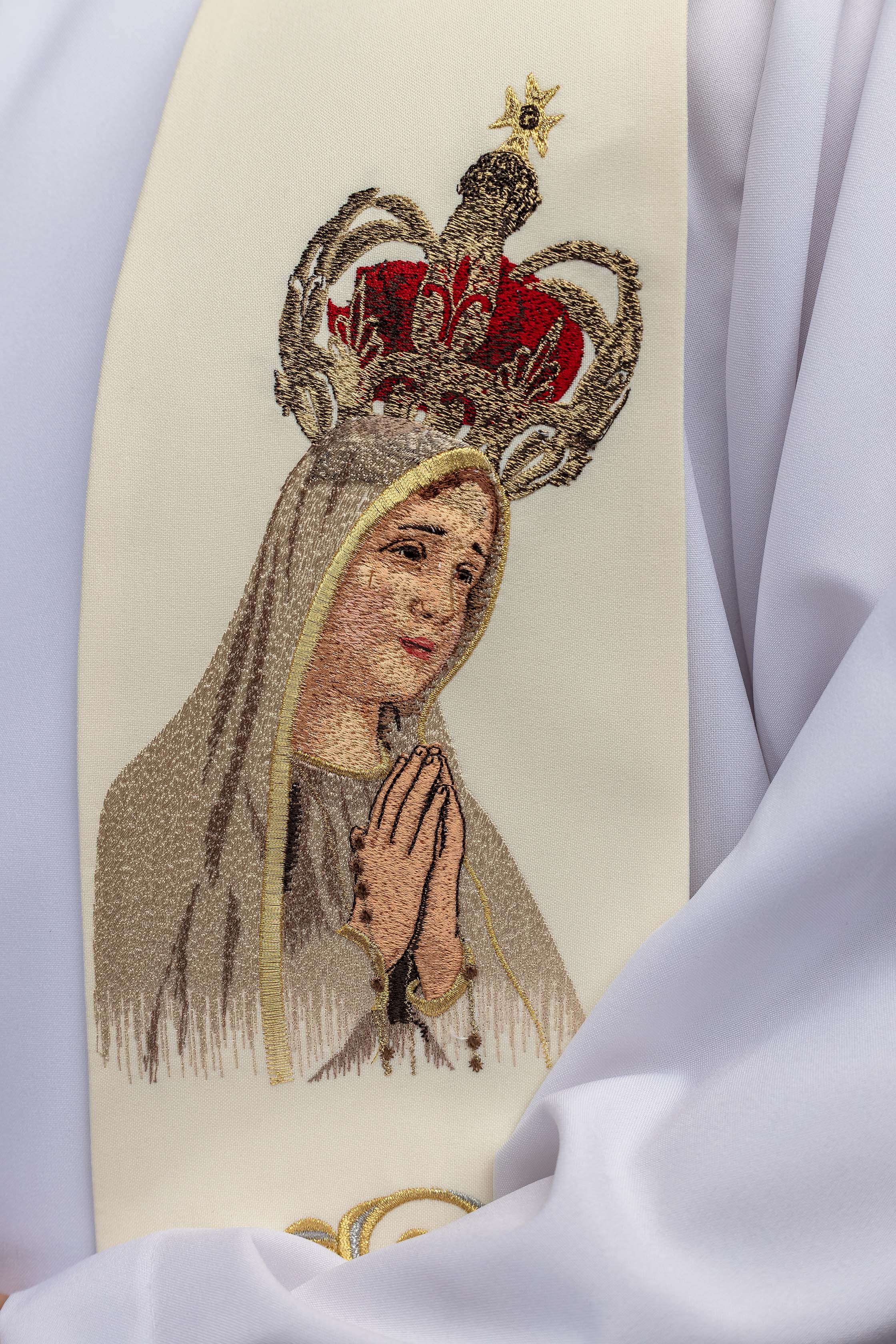 Estola bordada con la imagen de Nuestra Señora de Fátima