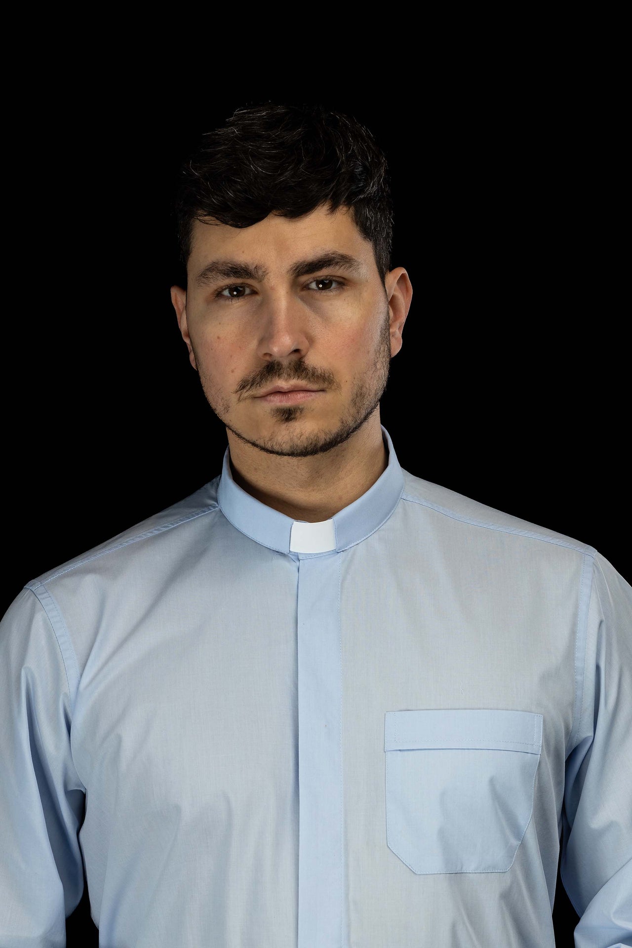 Camisa clerical azul de manga larga con alzacuello