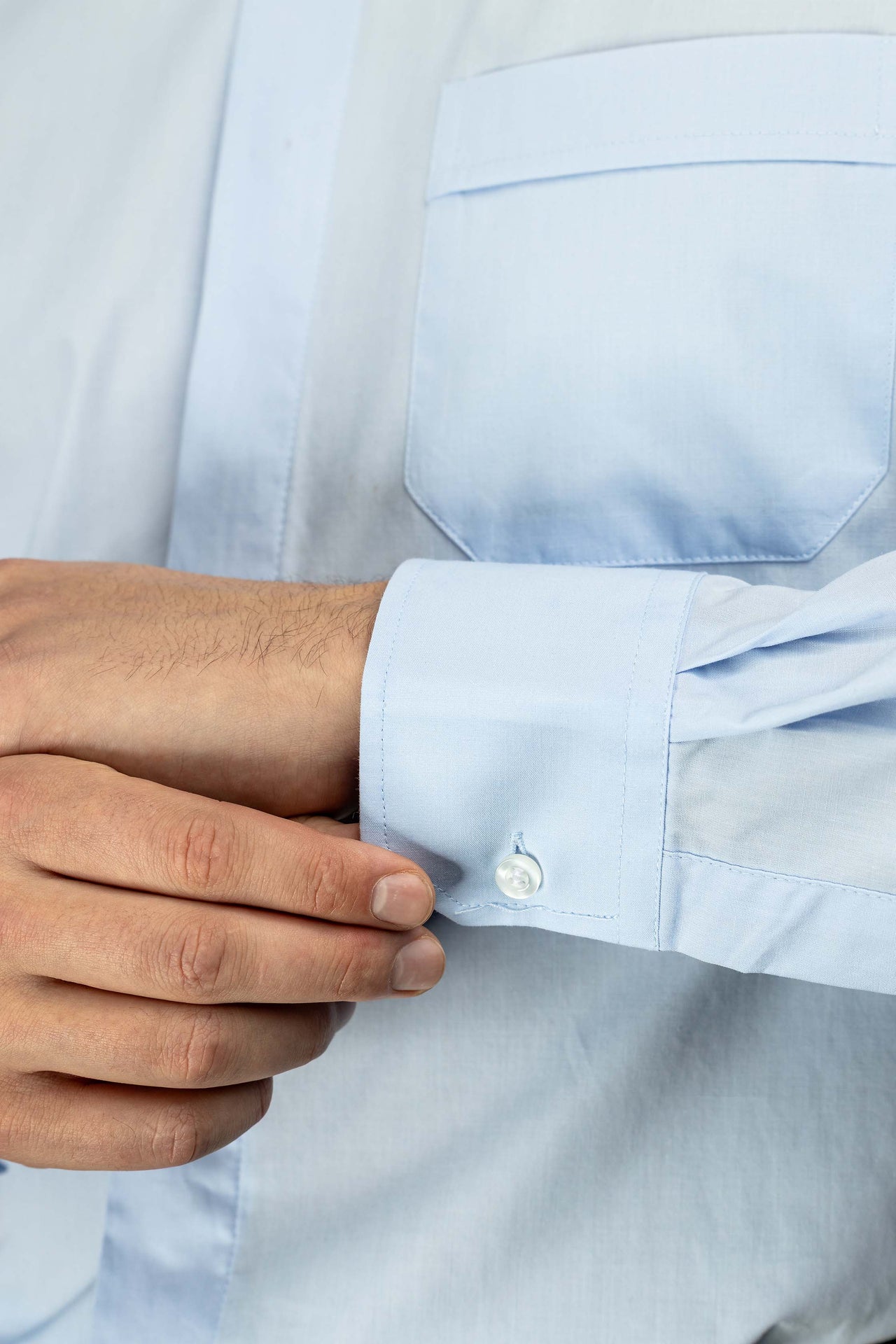 Camisa clerical azul de manga larga con alzacuello