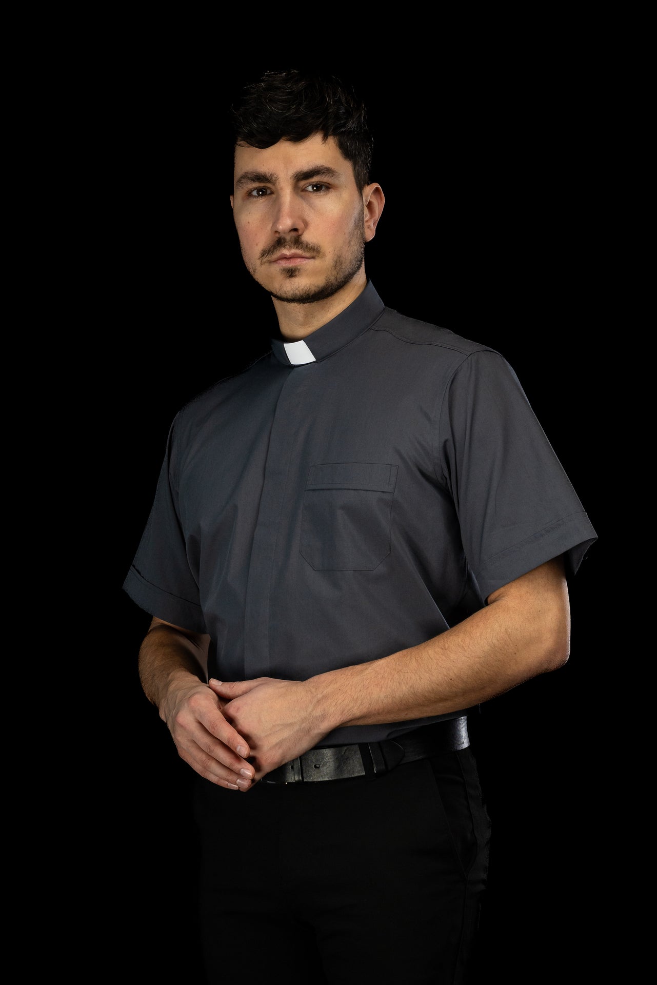 Camisa clerical gris oscuro de manga corta con alzacuello