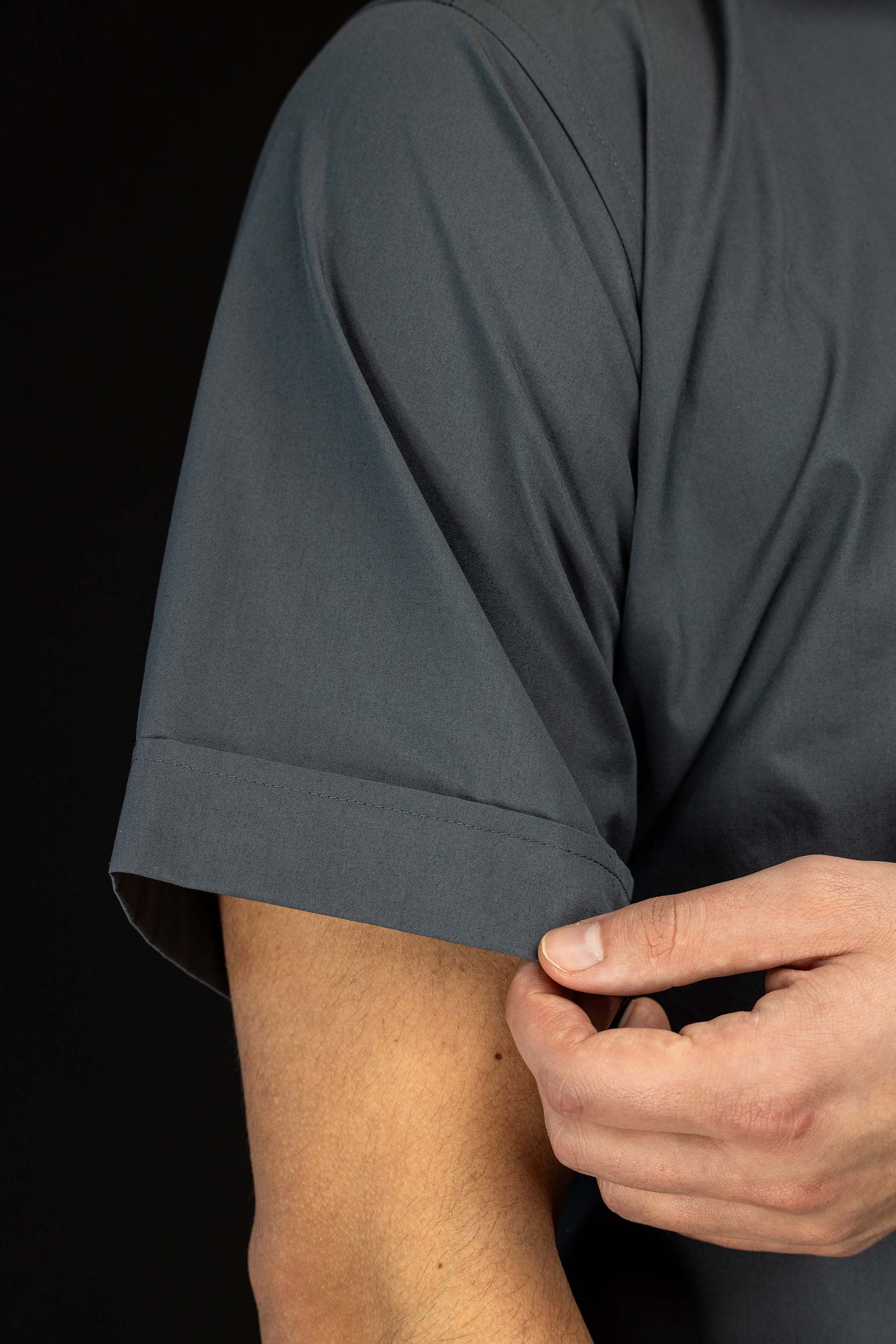 Camisa clerical gris oscuro de manga corta con alzacuello