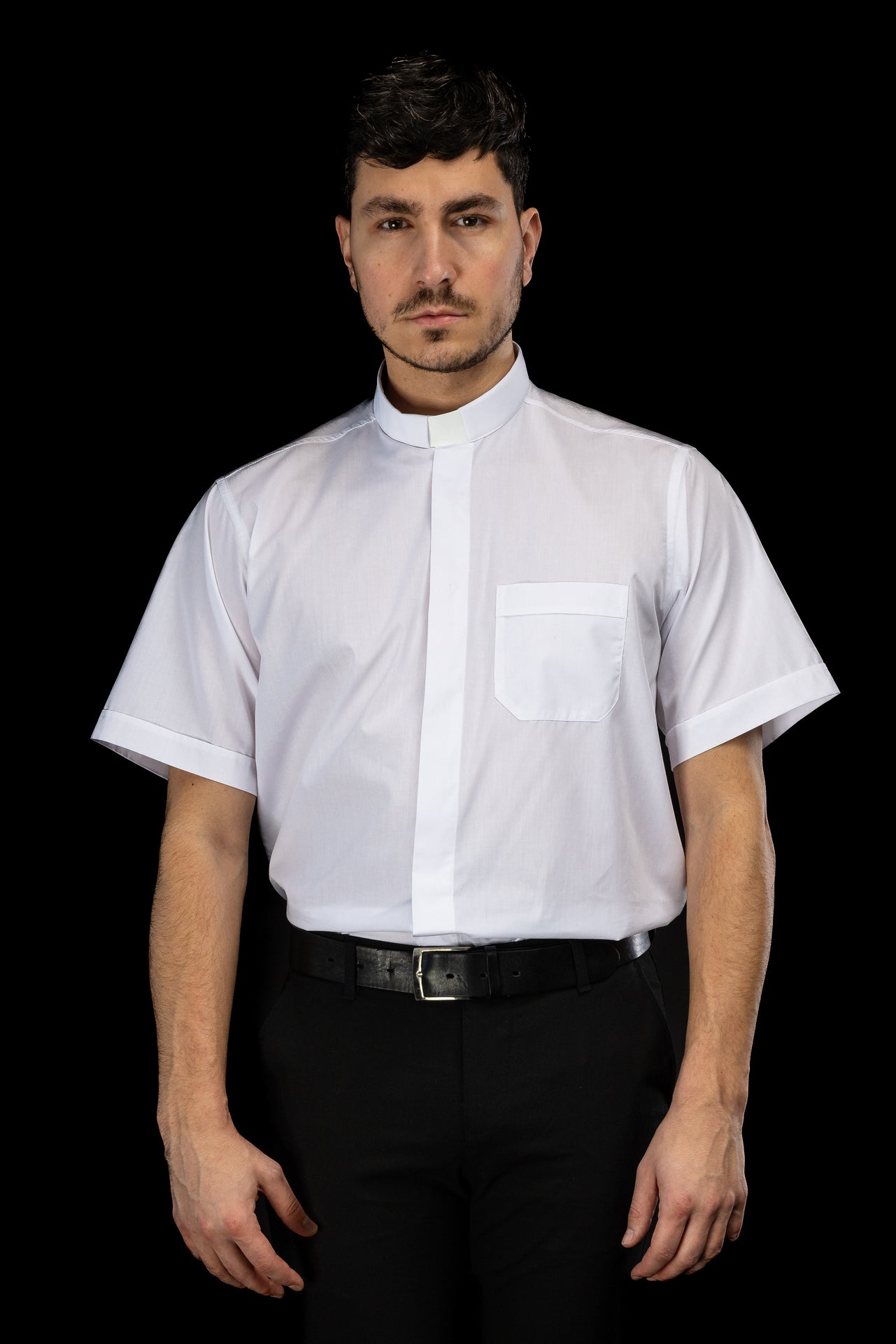 Camisa clerical blanca de manga corta con alzacuello