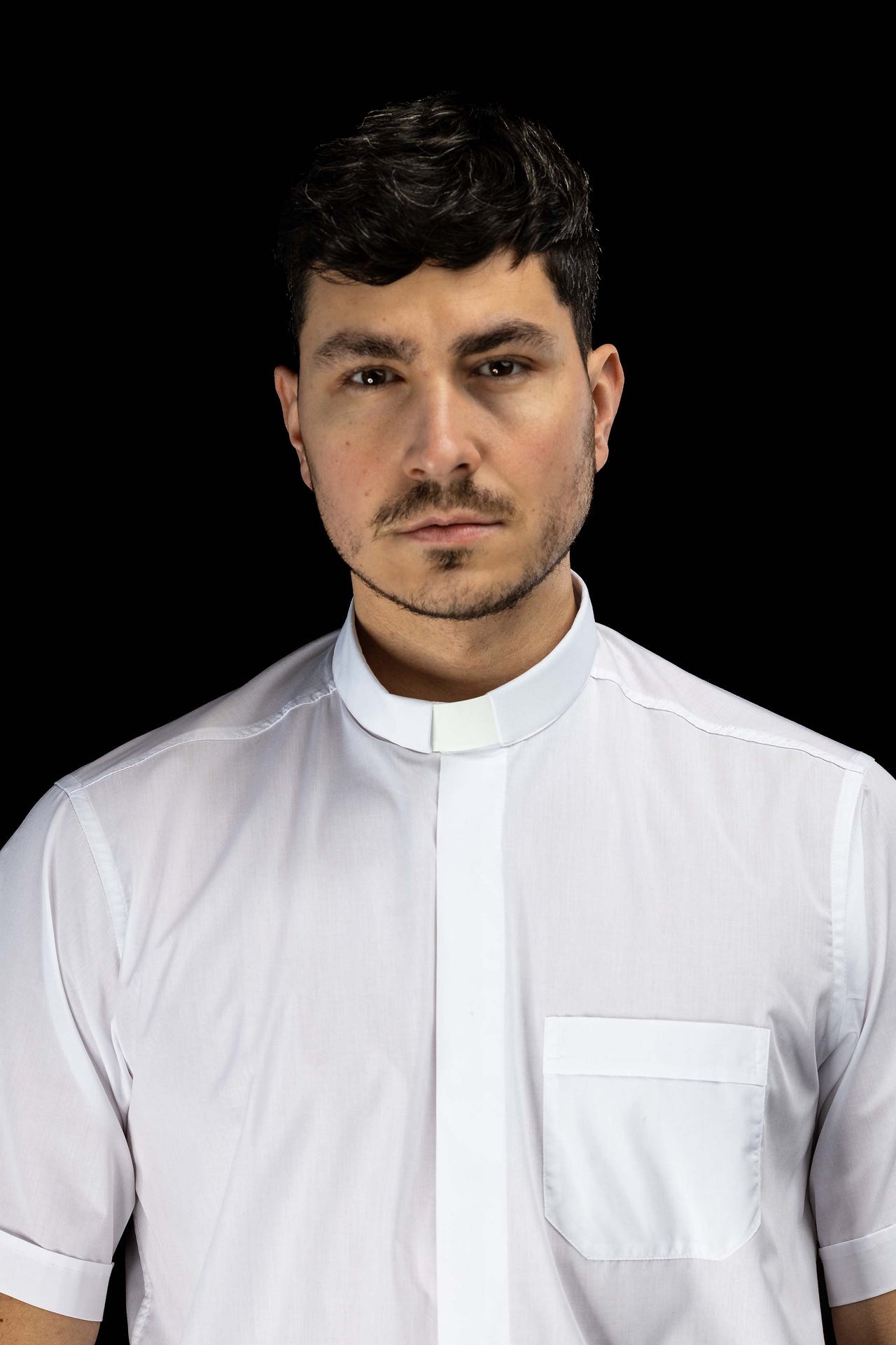 Camisa clerical blanca de manga corta con alzacuello