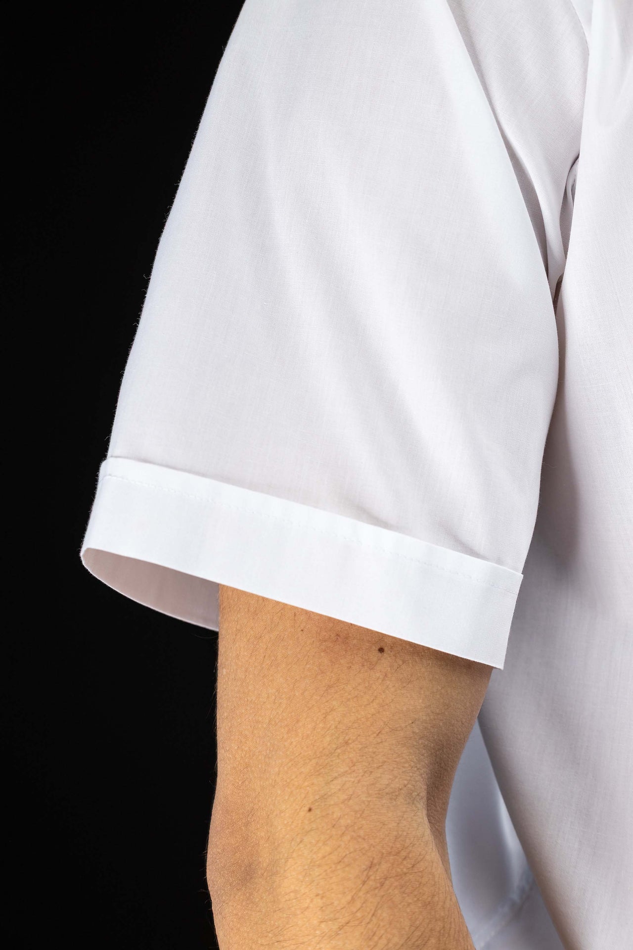 Camisa clerical blanca de manga corta con alzacuello