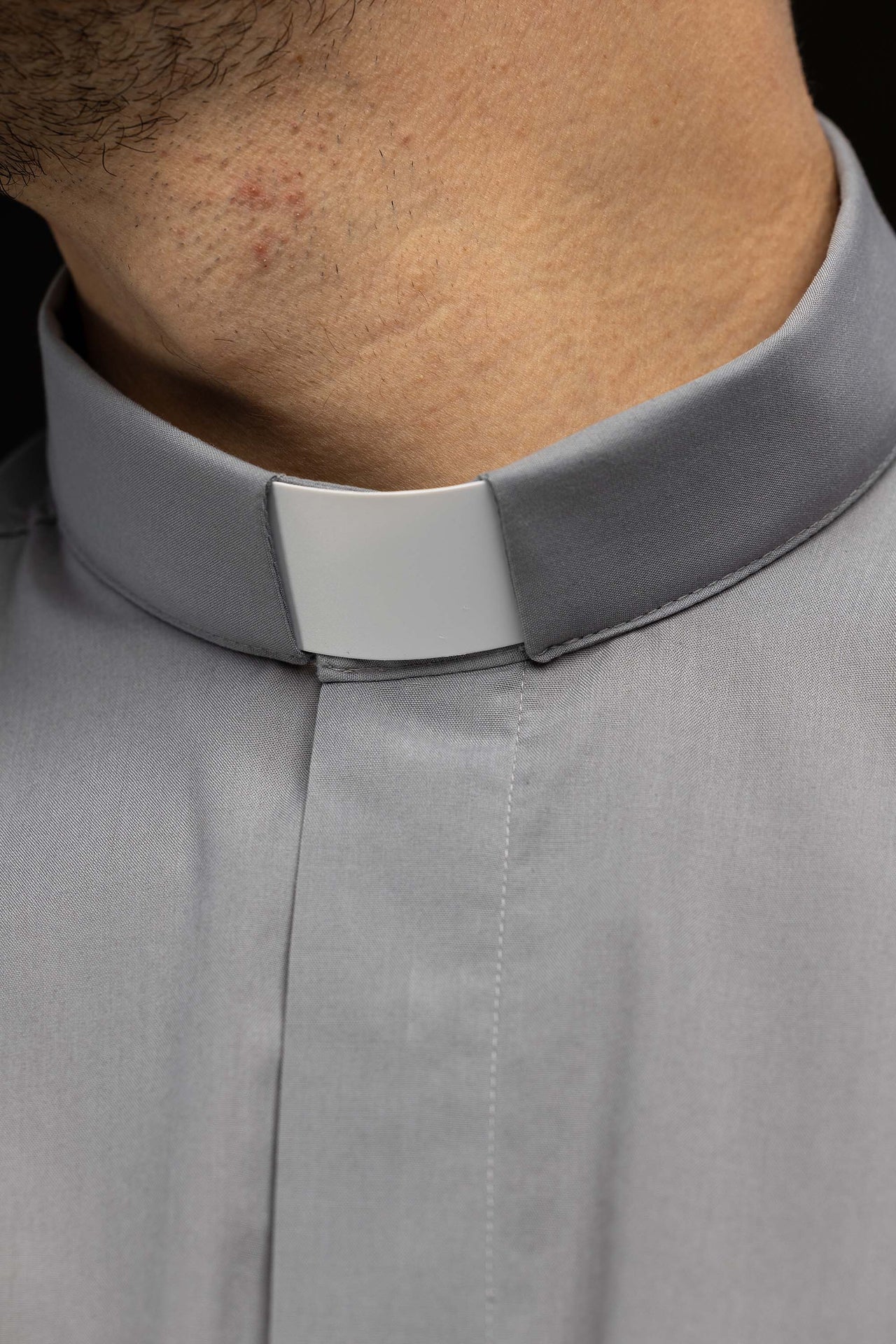 Camisa clerical gris claro de manga corta con alzacuello