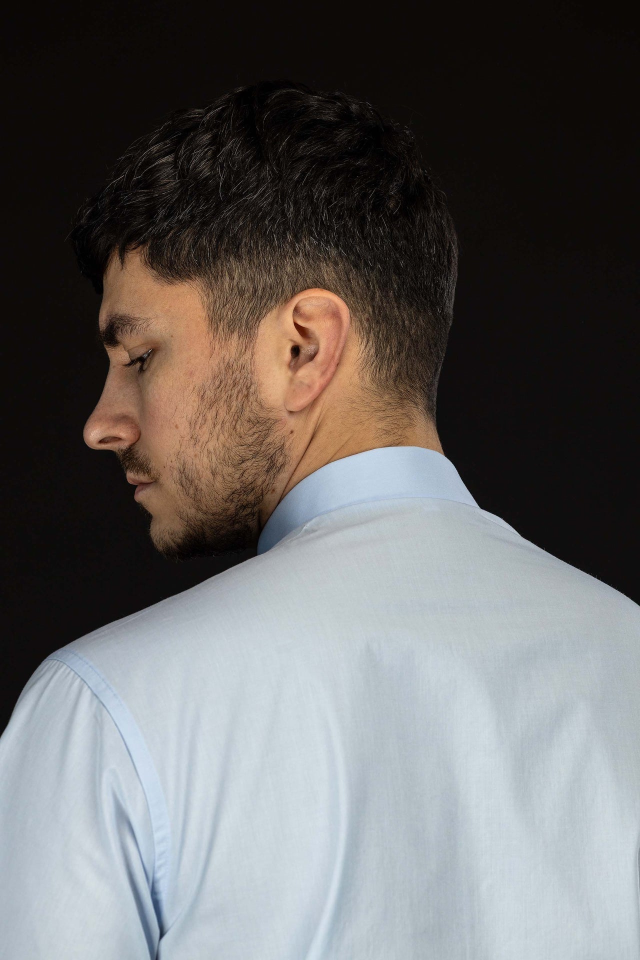 Camisa clerical azul de manga corta con alzacuello