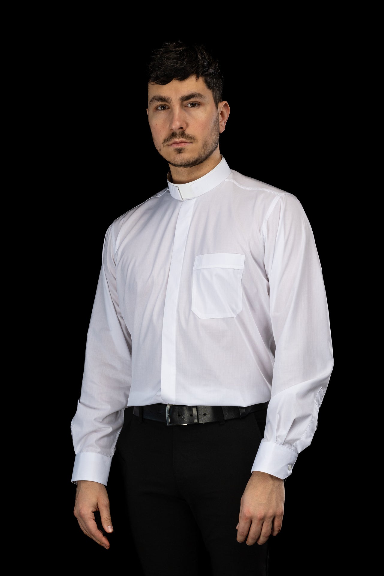 Camisa clerical romana blanca de manga larga con alzacuello